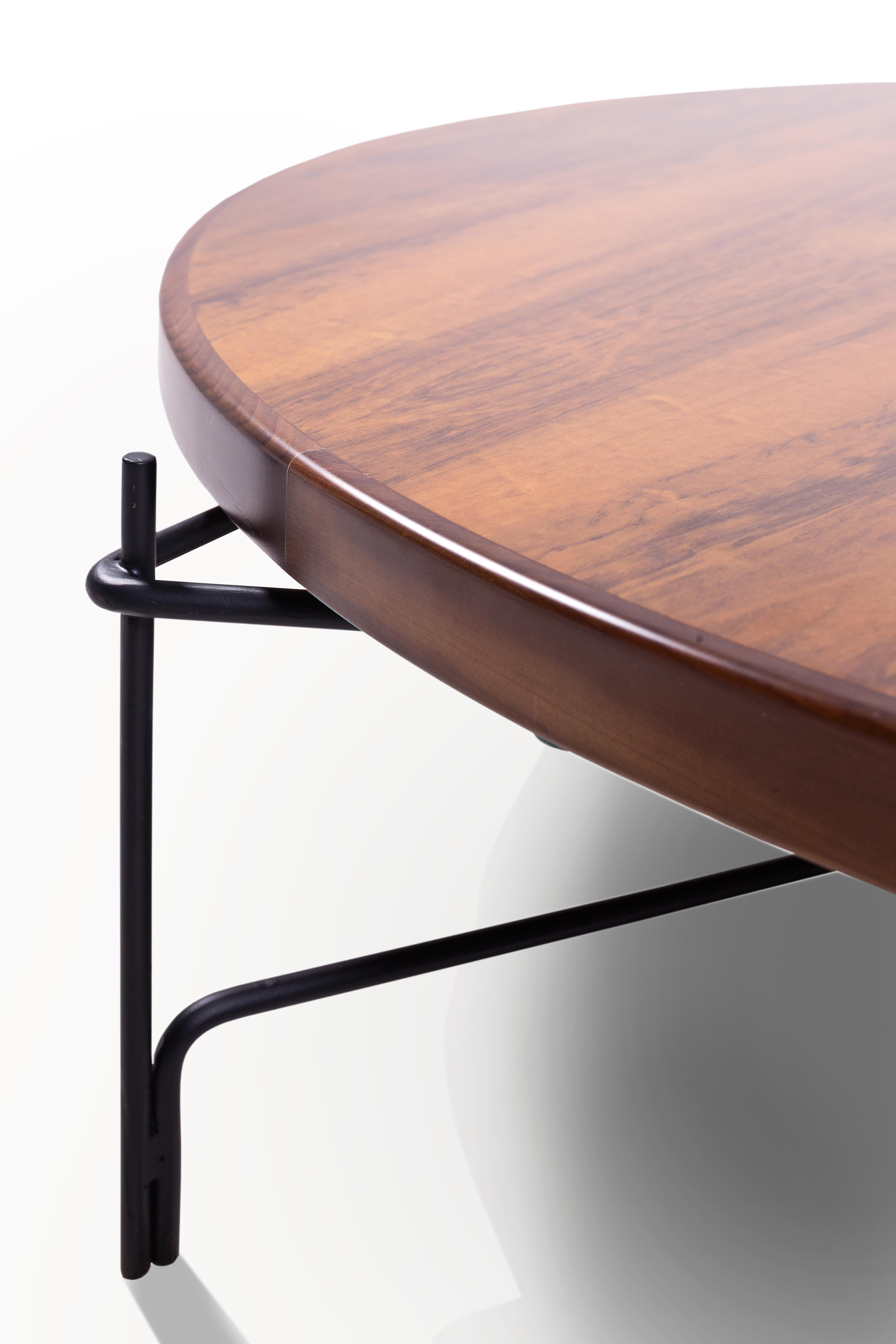 Cette table basse brésilienne minimaliste en acier et bois est conçue dans un raisonnement architectonique et géométrique. 
les trois colonnes sont 