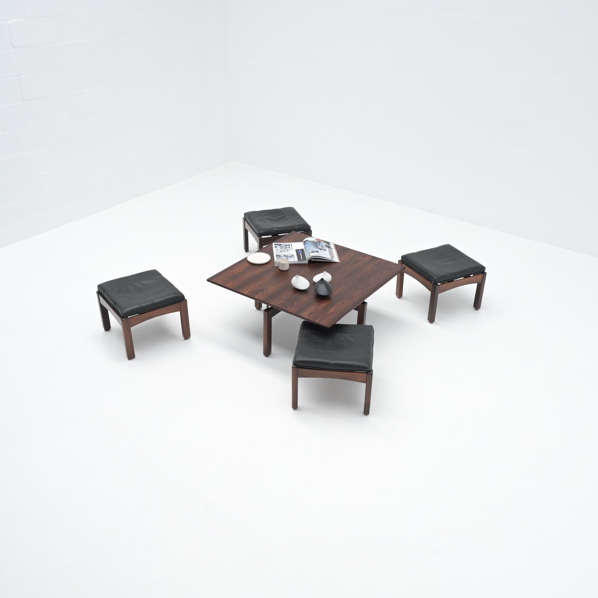 Cette élégante table basse carrée avec 4 tabourets gigognes a été conçue par Jean Gillon pour Wood Art au Brésil dans les années 1960.
La table basse est fabriquée à la main en bois de Jacaranda avec un joli motif sur le plateau. Les 4 tabourets