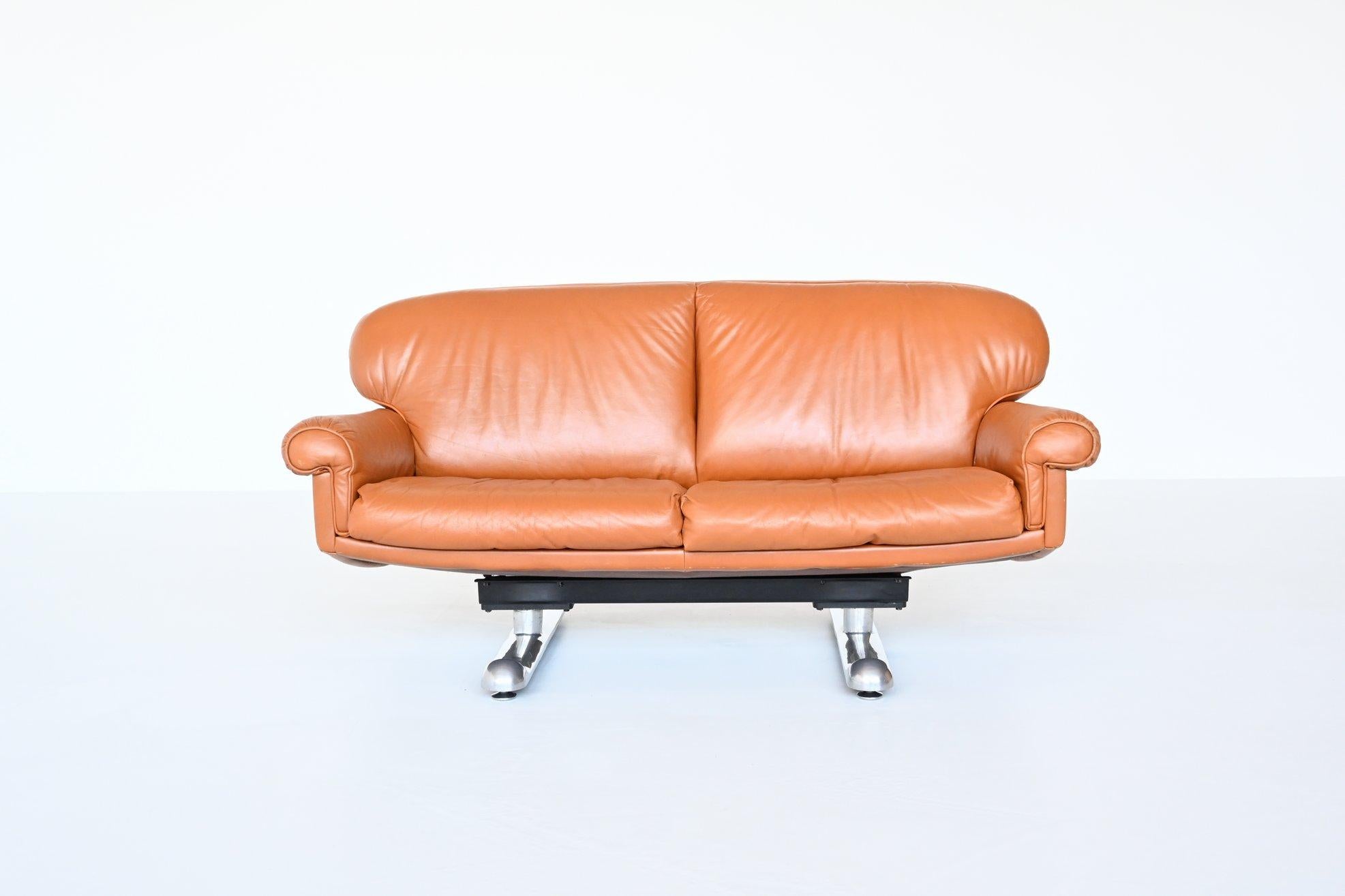 Beautiful shaped Brazilian lounge sofa manufactured by l’Atelier Moveis ltda., Brazil 1982. This unique two-seater sofa is made of high quality cognac leather supported by a thick and heavy metal frame. It is beautiful from every angle, a real