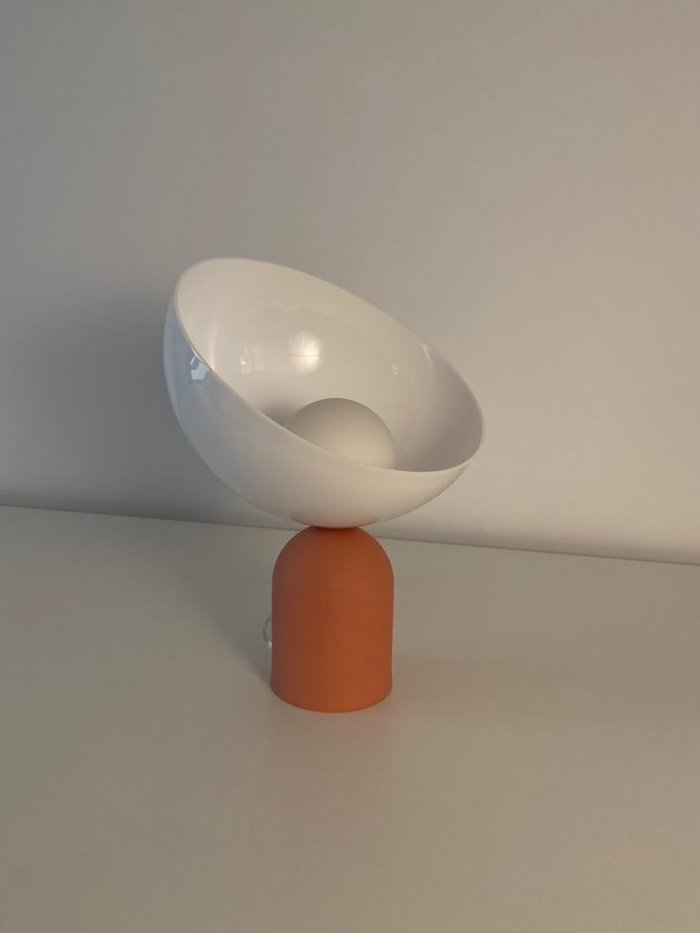 Moderne Lampe à poser contemporaine brésilienne en acrylique et aluminium - grande en vente