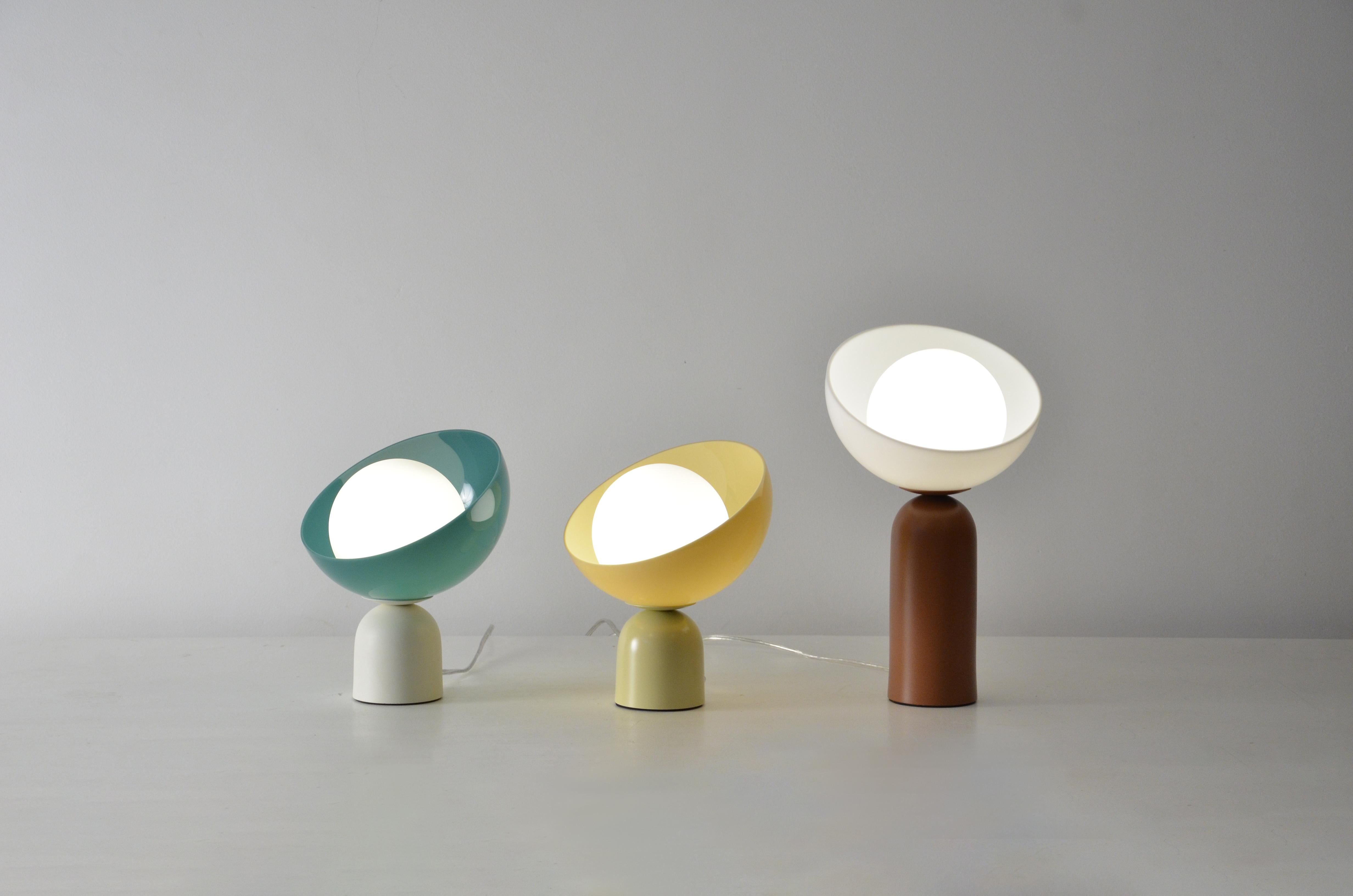 Cette lampe de table s'appelle Lichia. 
Le produit se compose d'un diffuseur acrylique rond et d'une base en aluminium.
La base est en aluminium peint, et peut être dans n'importe quelle couleur de la palette affichée dans les photos (blanc, ivoire,