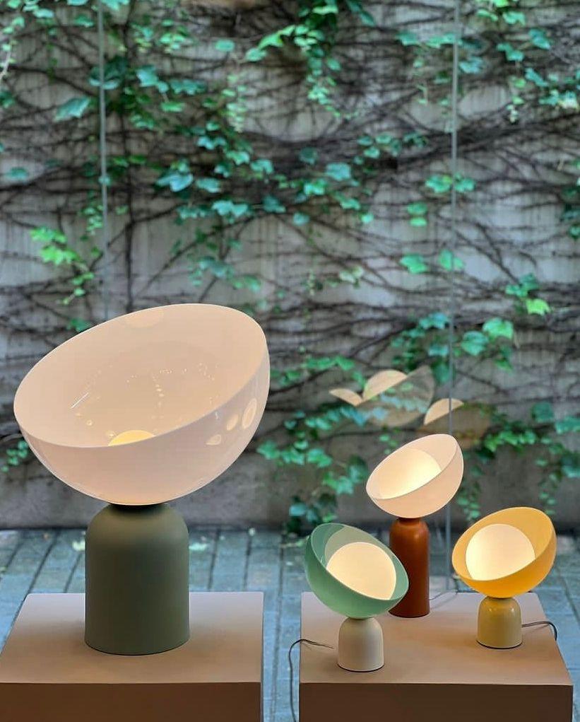 Moderne Lampe à poser contemporaine brésilienne en acrylique et aluminium - moyenne  en vente