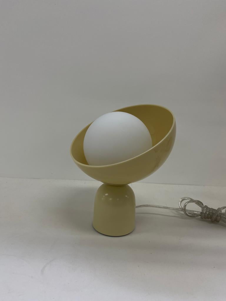 Moderne Lampe à poser contemporaine brésilienne en acrylique et aluminium - petite en vente