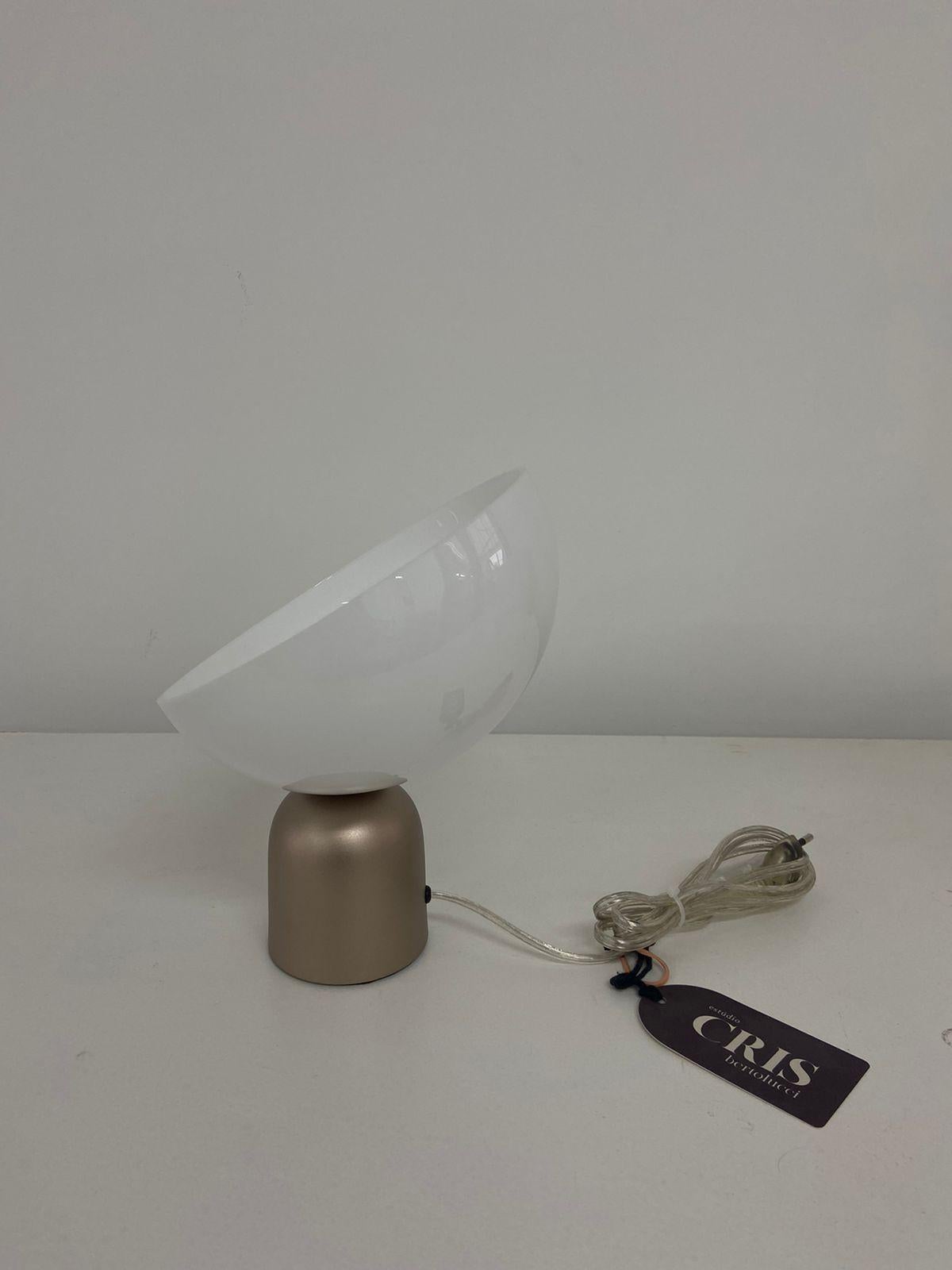 Peint Lampe à poser contemporaine brésilienne en acrylique et aluminium - petite en vente