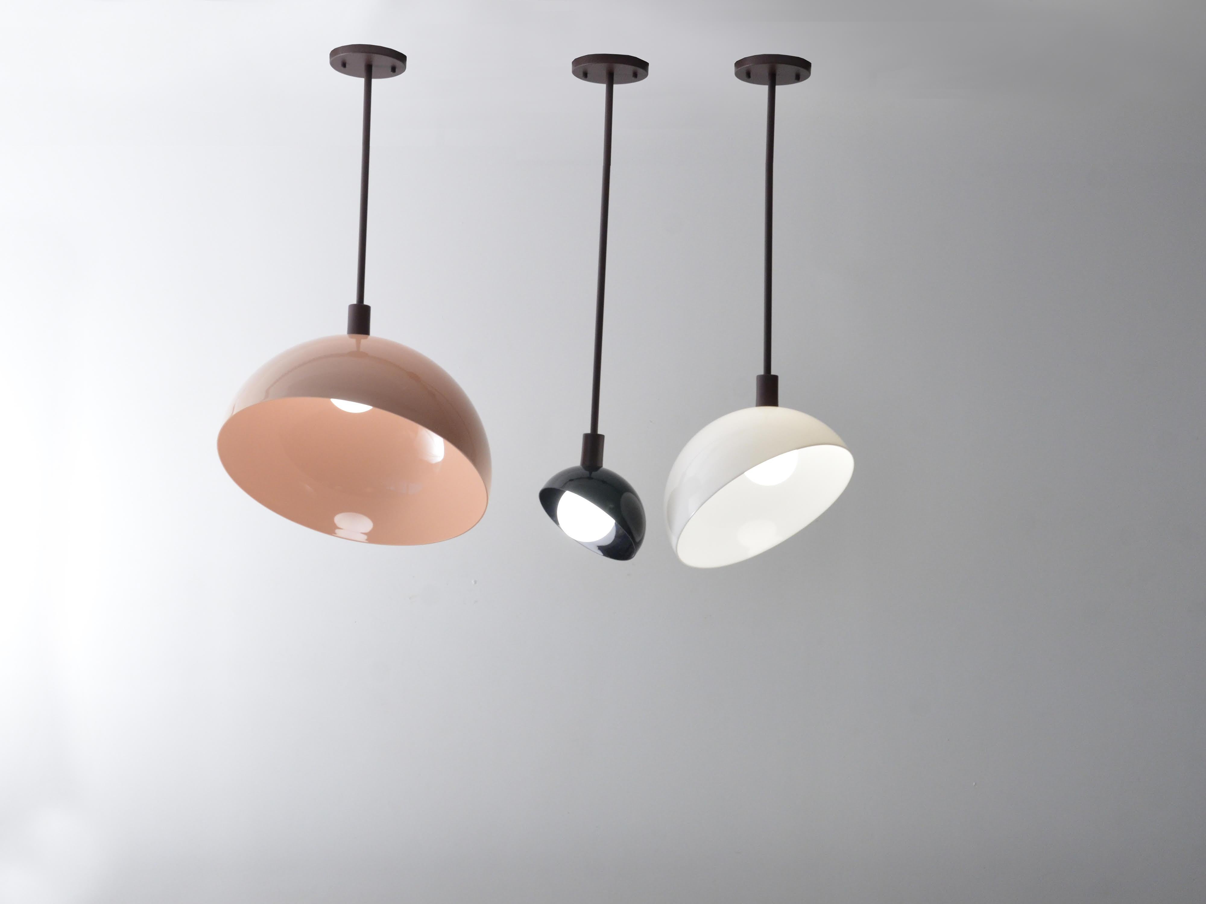 The Lichia Haste pendant has a modern design. It's structure is made of polished, brushed or aged brass. It has one light difusor in a round shape, made of acrylic, which can be the colors milky, nude, smoked or black, where there's a translucent