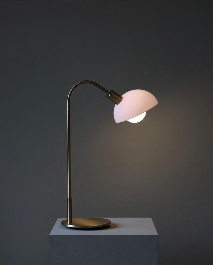 Moderne Lampe à poser contemporaine brésilienne en acrylique et laiton - grande en vente
