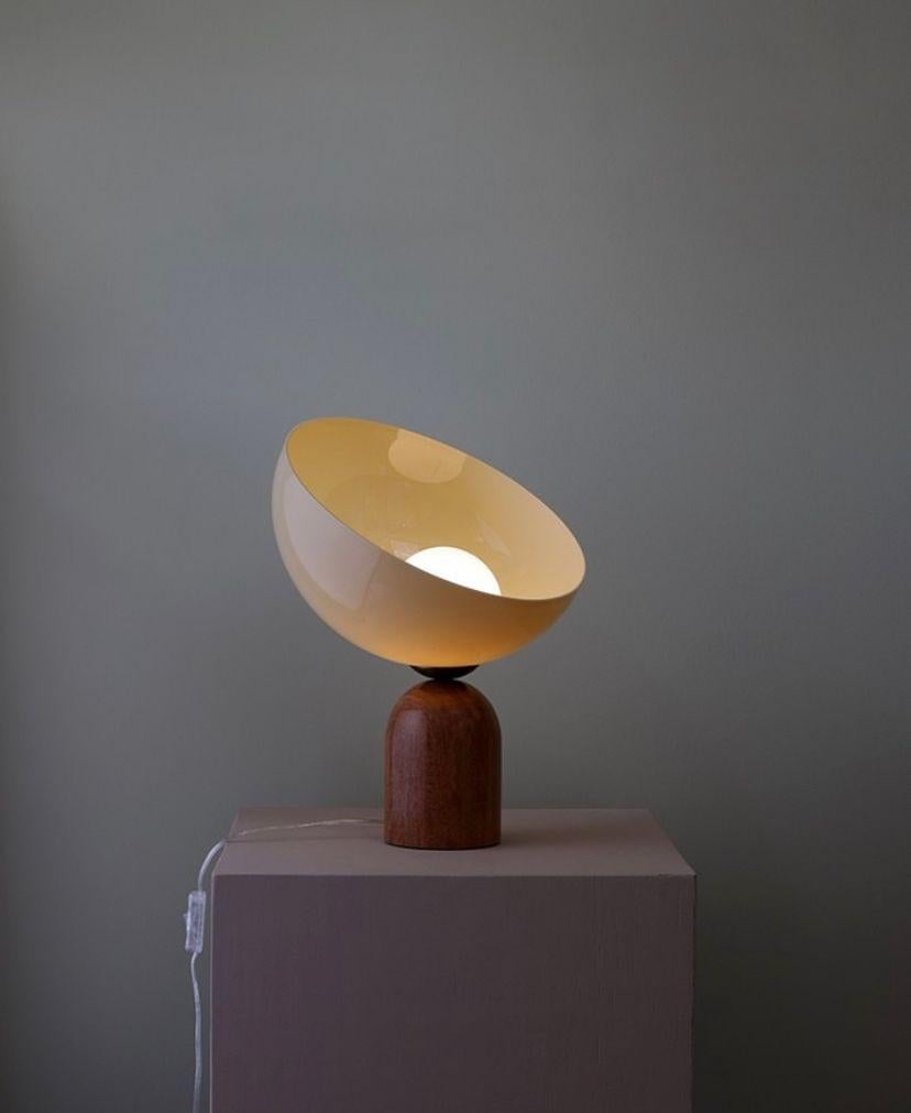 Moderne Lampe à poser contemporaine brésilienne en acrylique et Wood Wood - large en vente