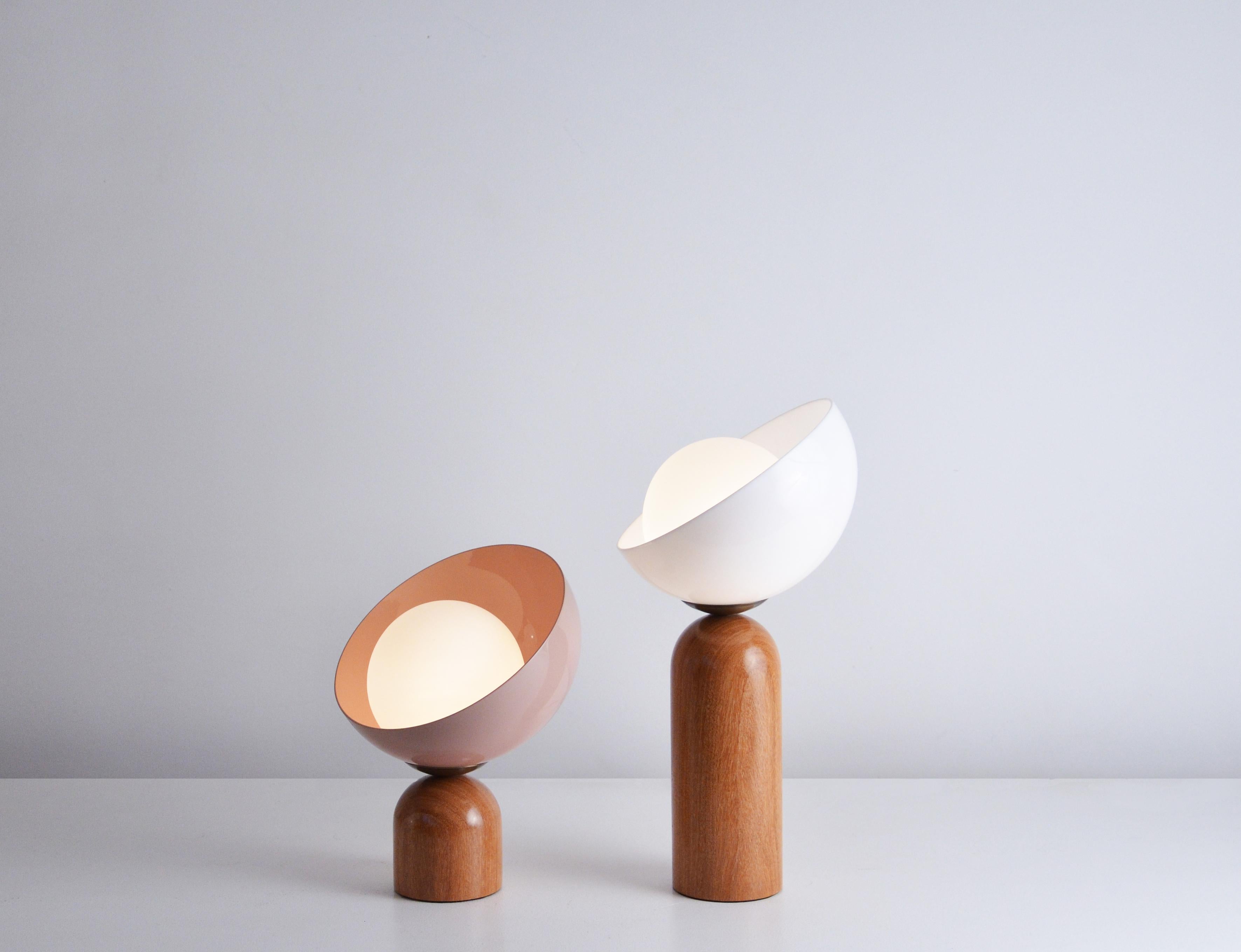 Lampe à poser contemporaine brésilienne en acrylique et Wood Wood - medium en vente 1