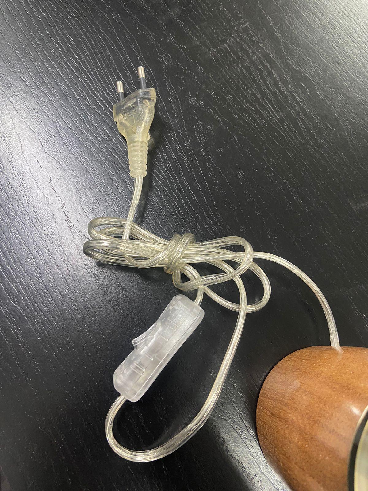 Lampada da tavolo brasiliana contemporanea in acrilico e Wood - piccola in vendita 9