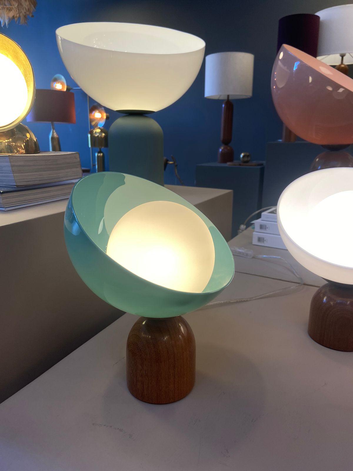Brasiliano Lampada da tavolo brasiliana contemporanea in acrilico e Wood - piccola in vendita
