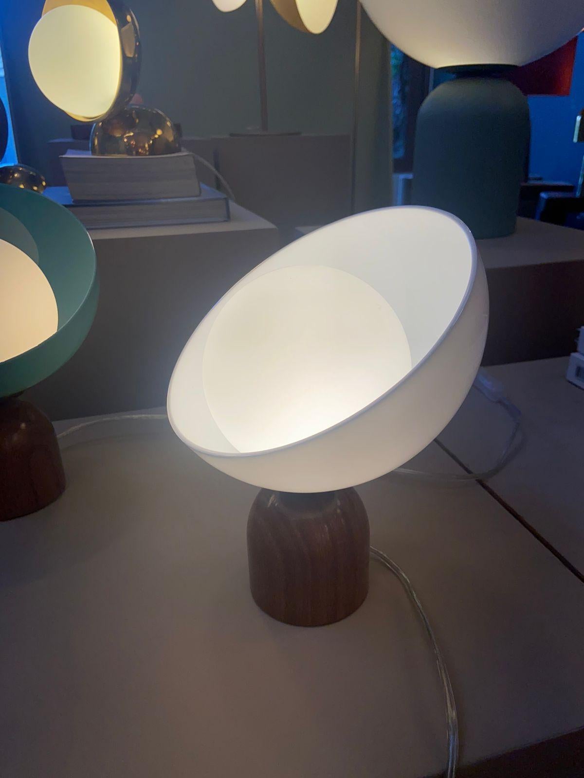 Lampada da tavolo brasiliana contemporanea in acrilico e Wood - piccola In condizioni Nuovo in vendita a Sao Paulo, Sao Paulo