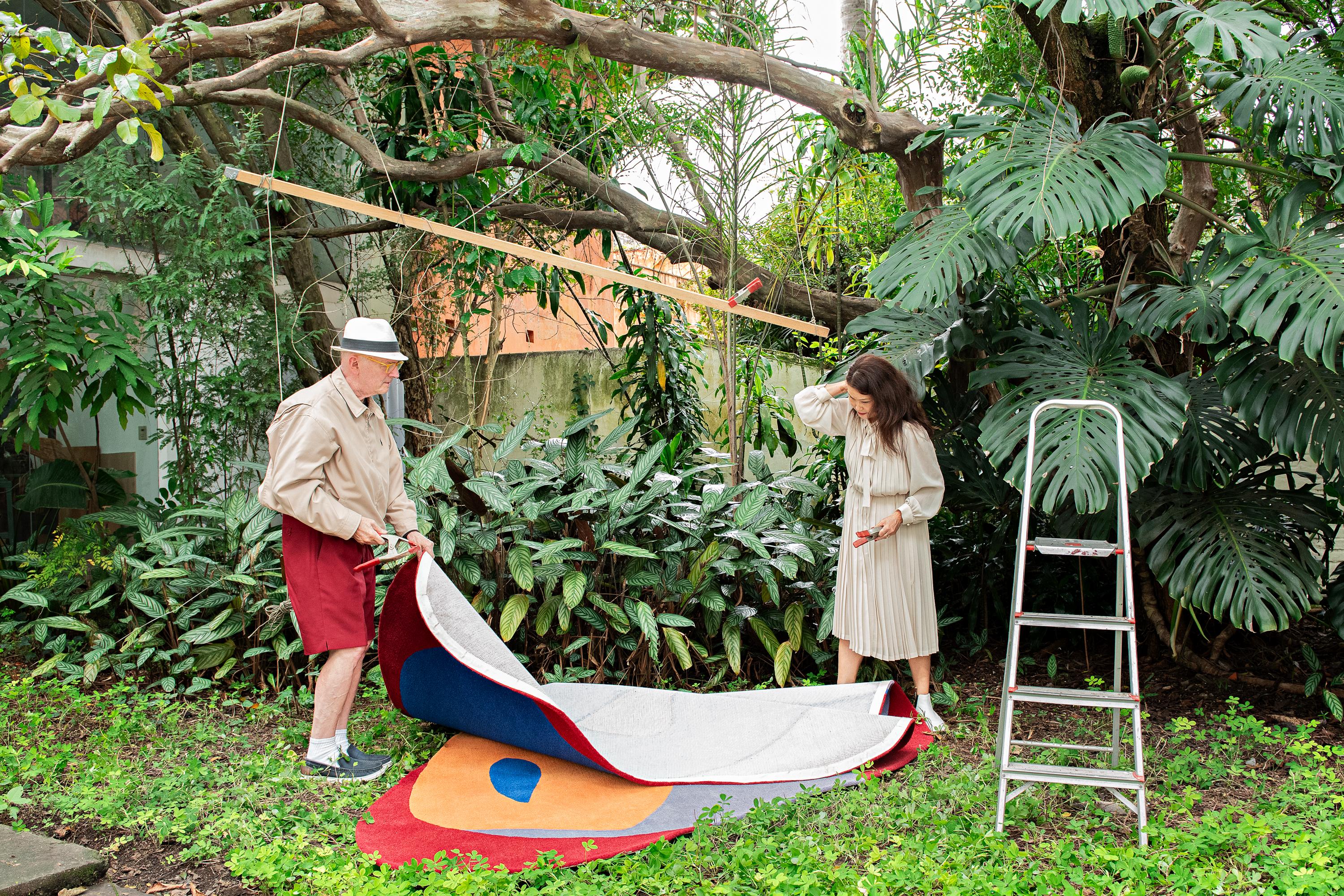 La nouvelle version du tapis Nouveau est le fruit d'une collaboration entre Noemi Saga et le célèbre artiste multimédia Guto Lacaz.
La forme créée par Noemi Saga dans les années 1995 a fait l'objet d'une intervention créative de la part de Guto