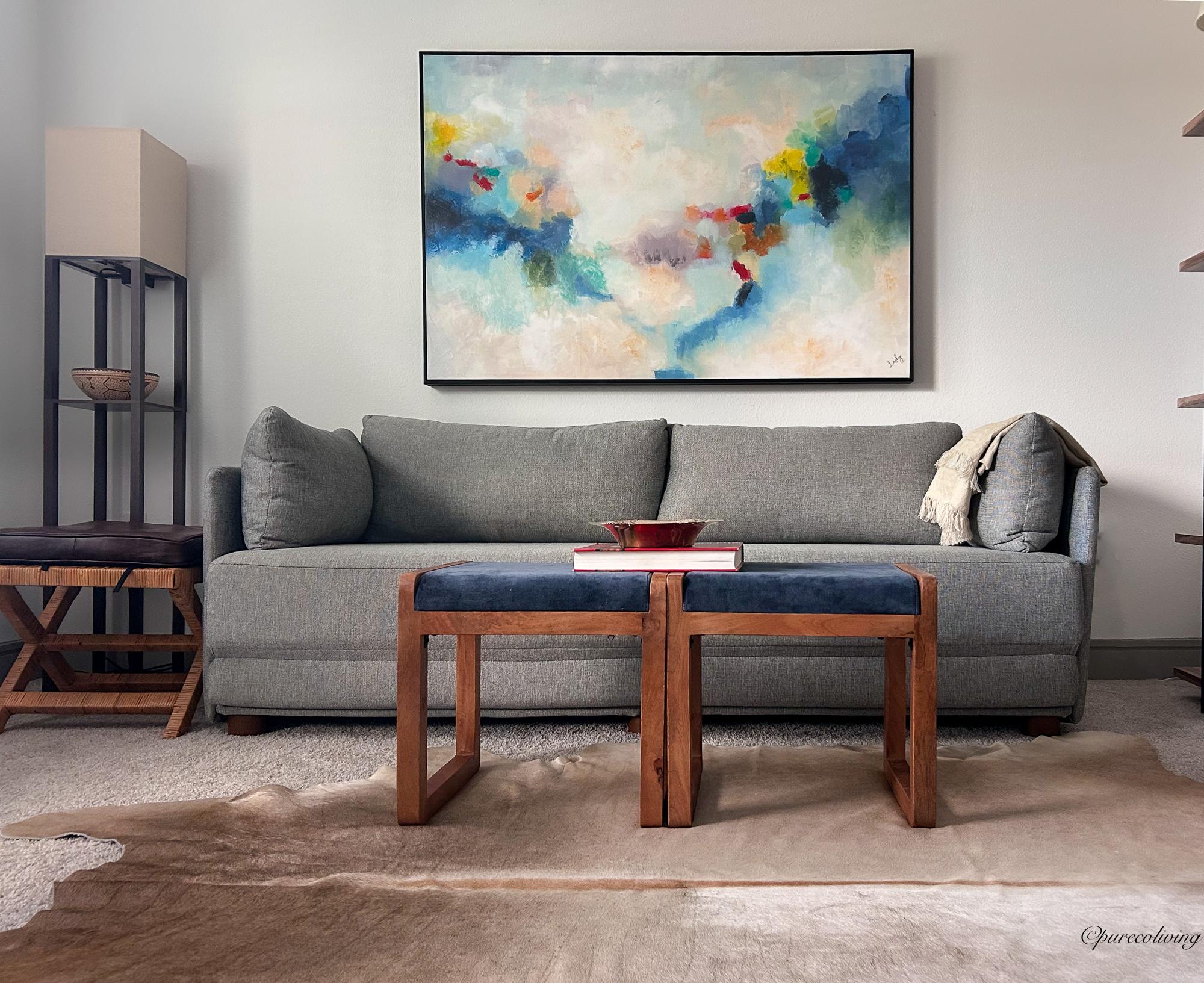 Warme Taupe- und Beigetöne, die sich nahtlos in moderne, minimalistische, rustikale oder Boho-Einrichtungen einfügen.

Jedes Rindsleder ist einzigartig, und dieses hier hat einen subtilen natürlichen Farbverlauf und Markierungen, die es zu einem