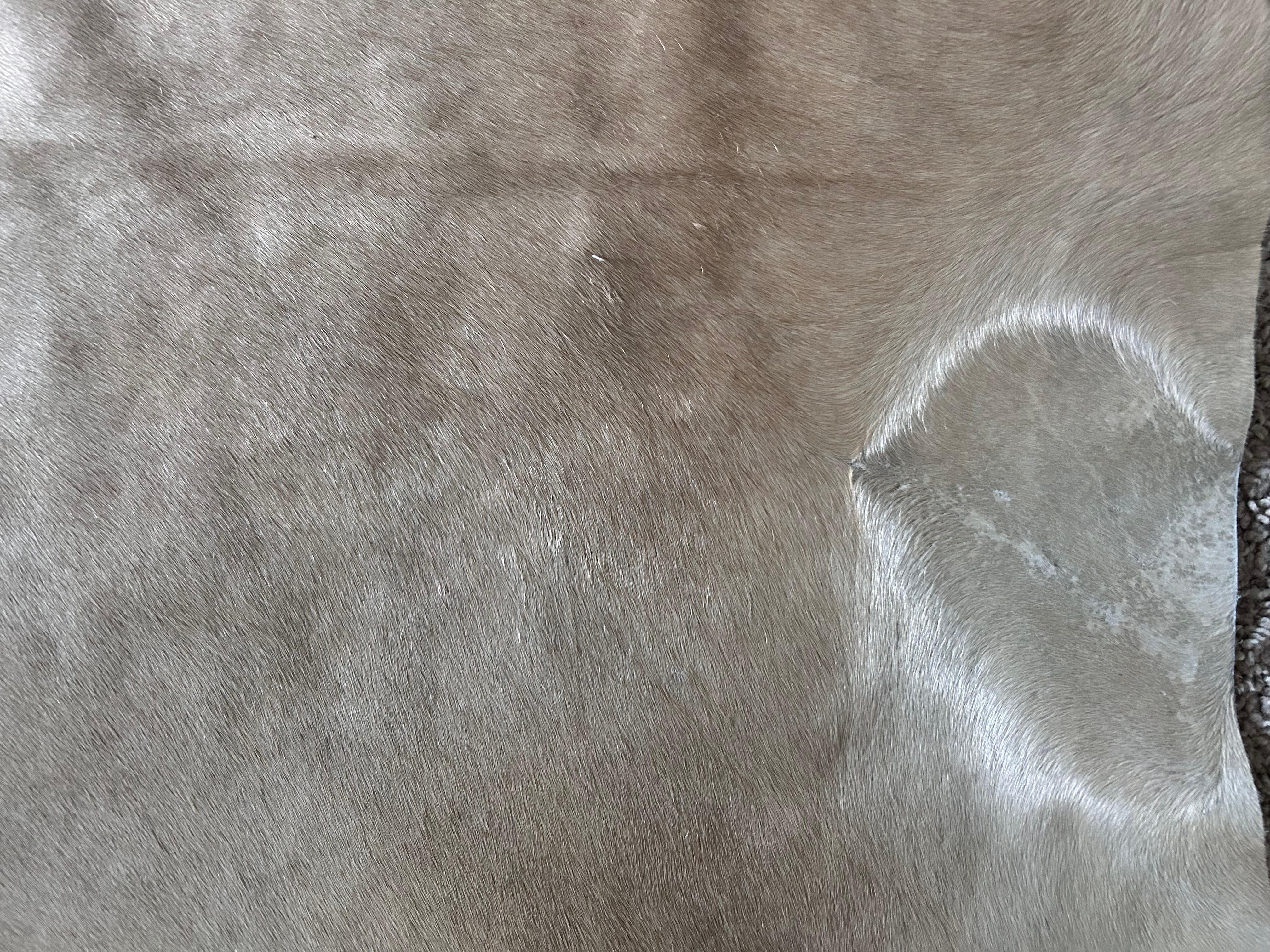 Brasilianischer Kuhfellteppich, Sand 5' x 7' im Zustand „Gut“ im Angebot in Saint Petersburg, FL