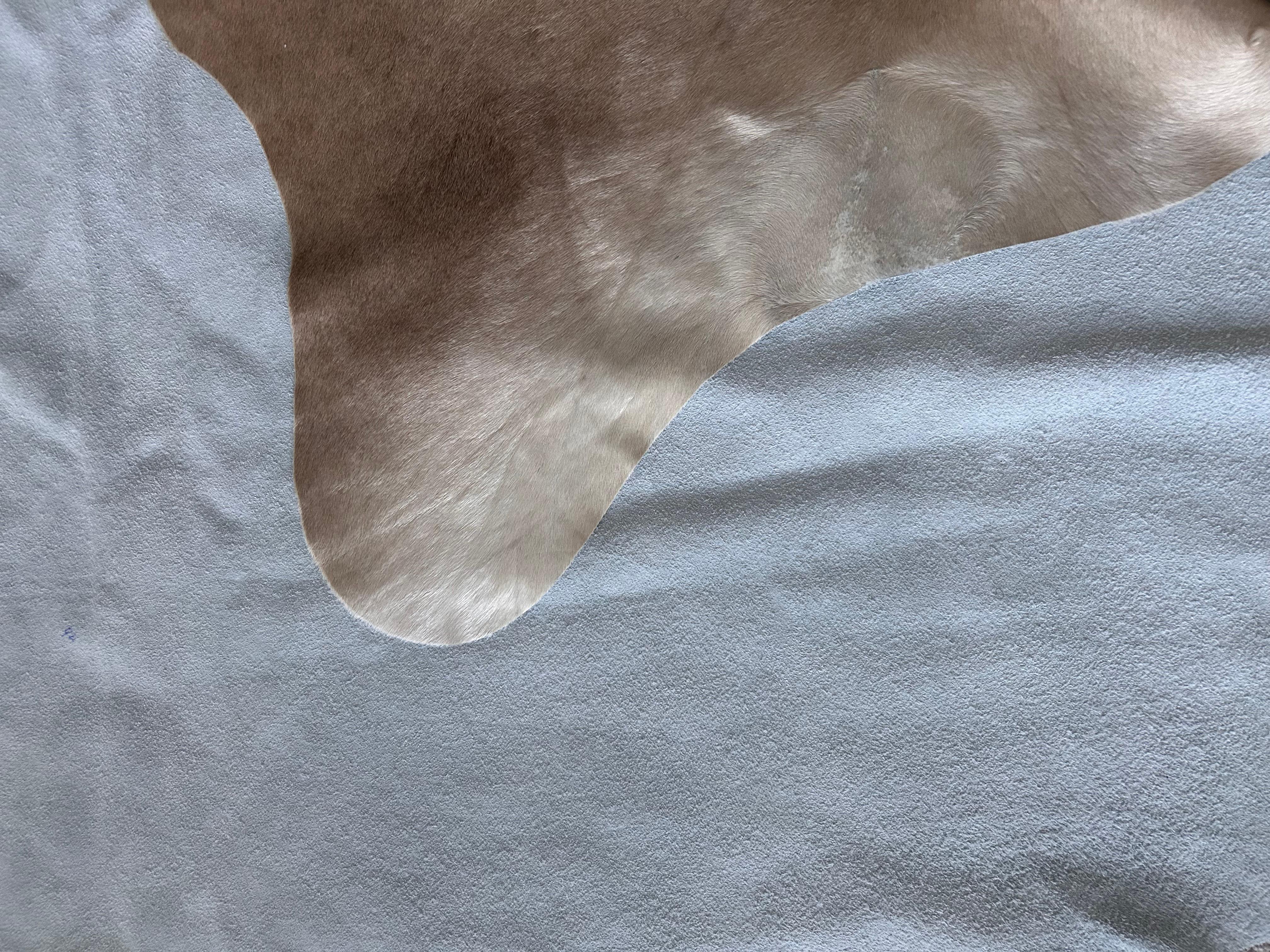 Brasilianischer Kuhfellteppich, Sand 5' x 7' (21. Jahrhundert und zeitgenössisch) im Angebot