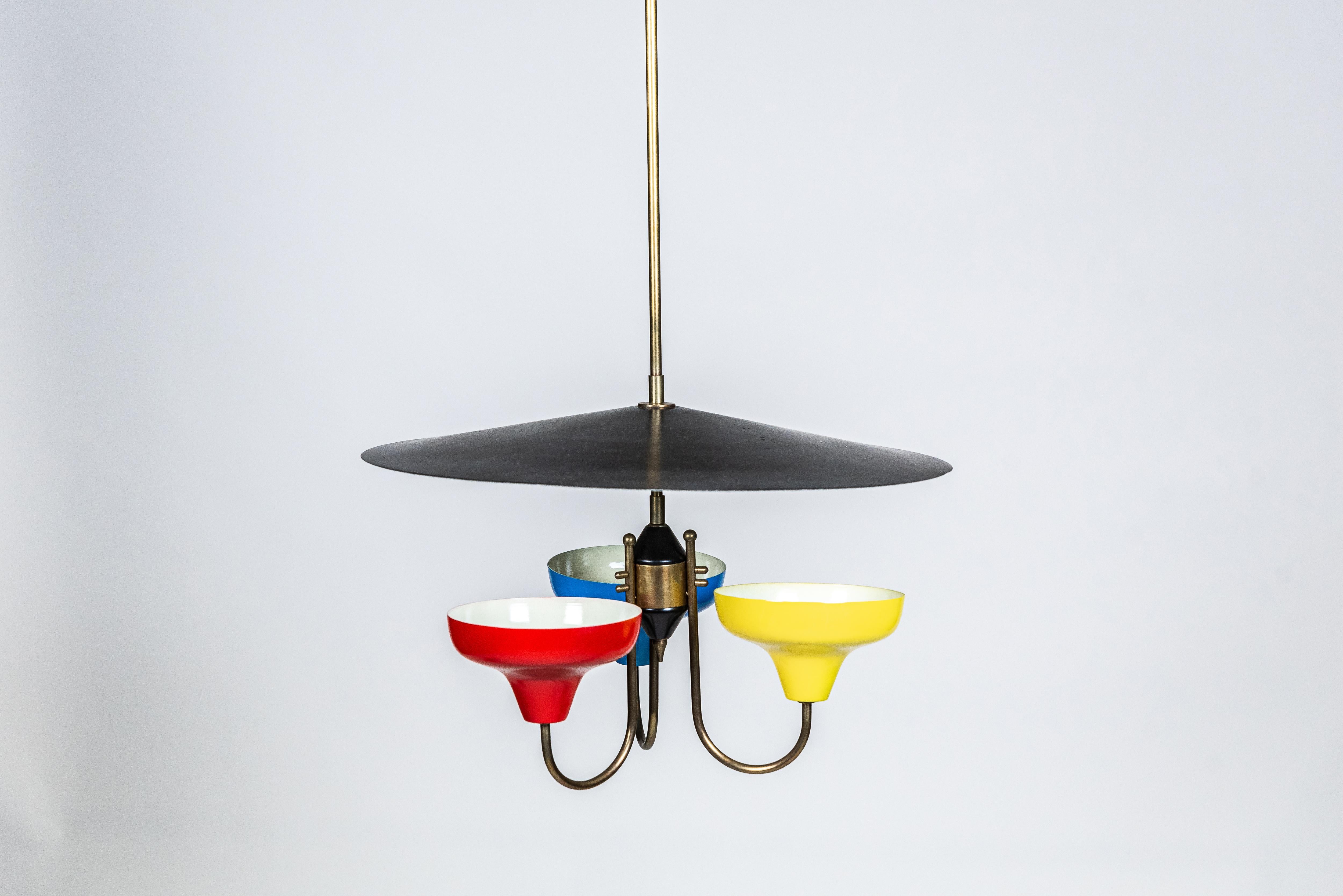 Lampadario di design brasiliano, 1950 circa, in metallo e ottone in vendita 1