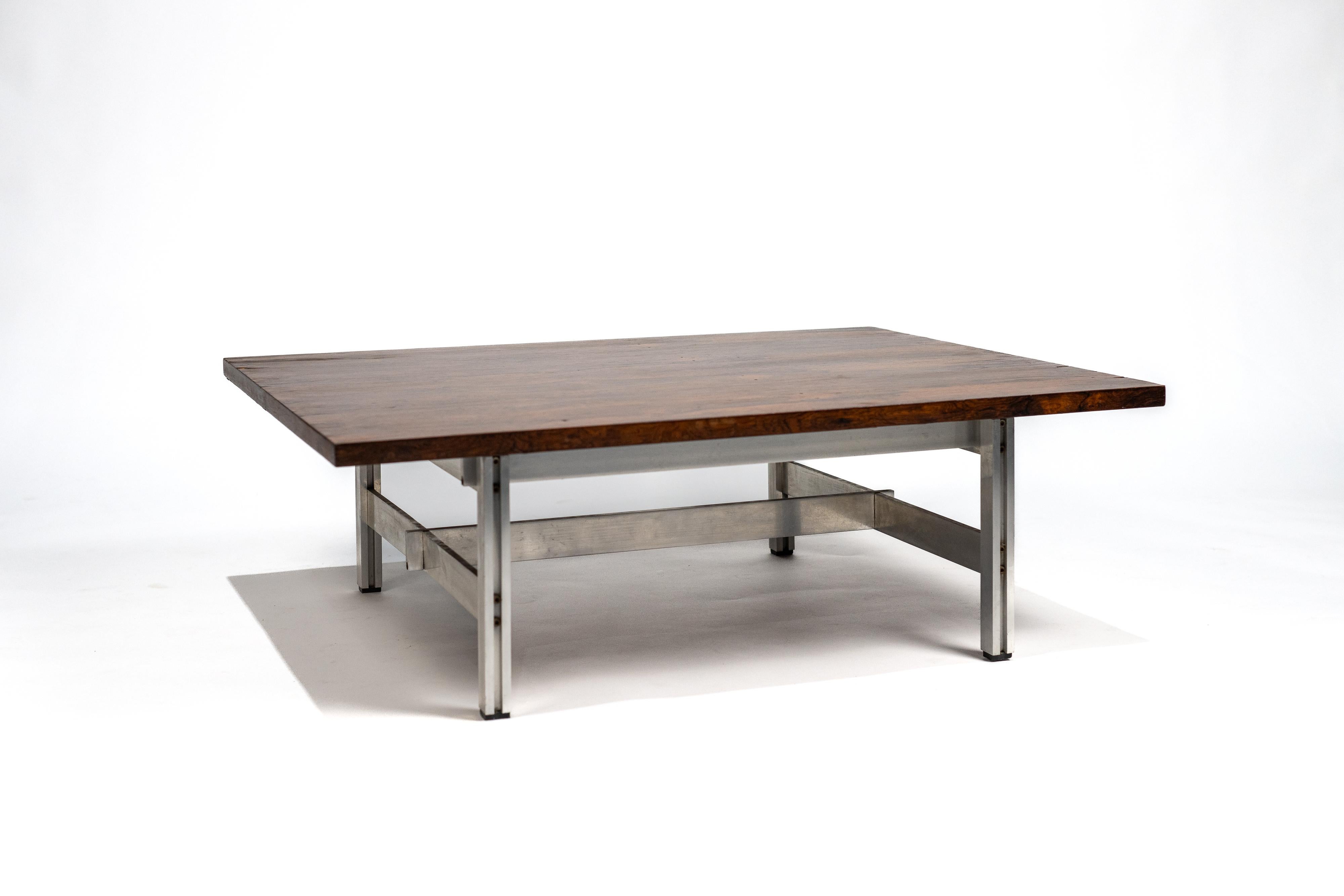 Brasilianisches Design. Liceu de Arte e Oficios. Couchtisch, Holz und Metall, um 1960 (Handgefertigt) im Angebot