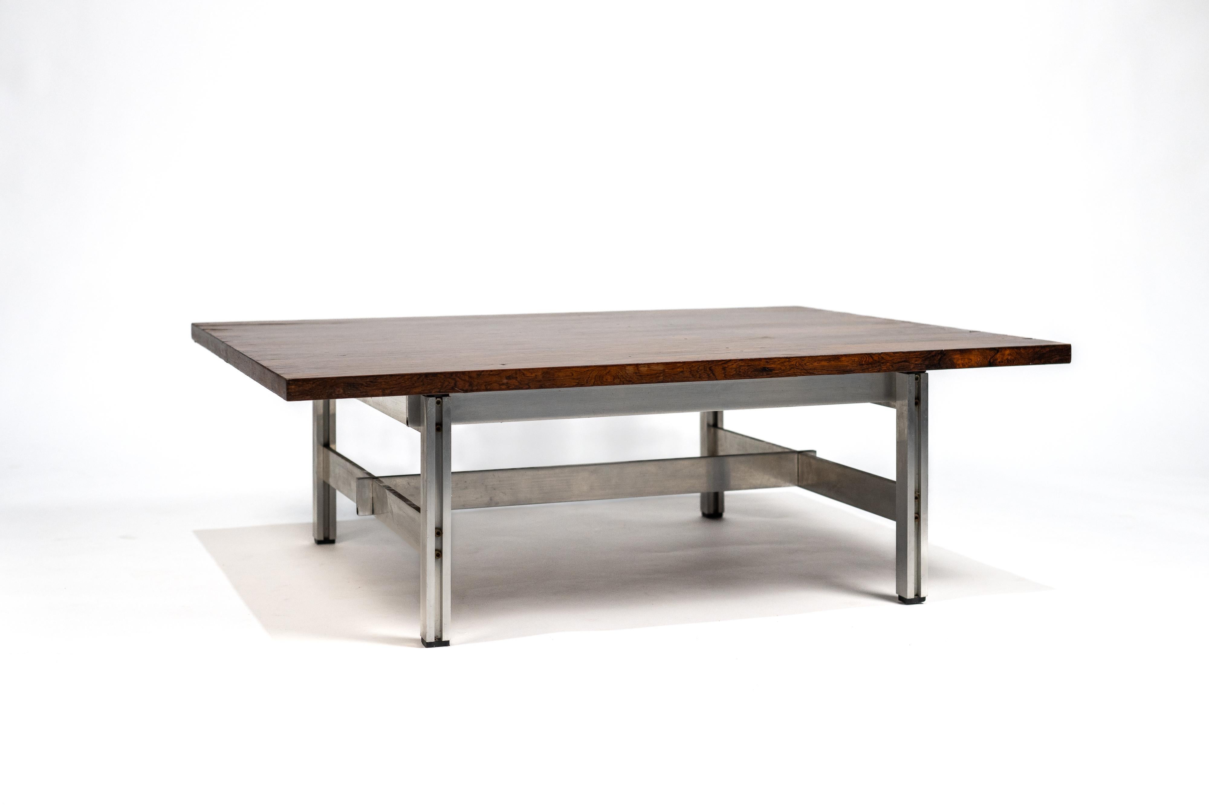 Brasilianisches Design. Liceu de Arte e Oficios. Couchtisch, Holz und Metall, um 1960 im Zustand „Gut“ im Angebot in PARIS, FR