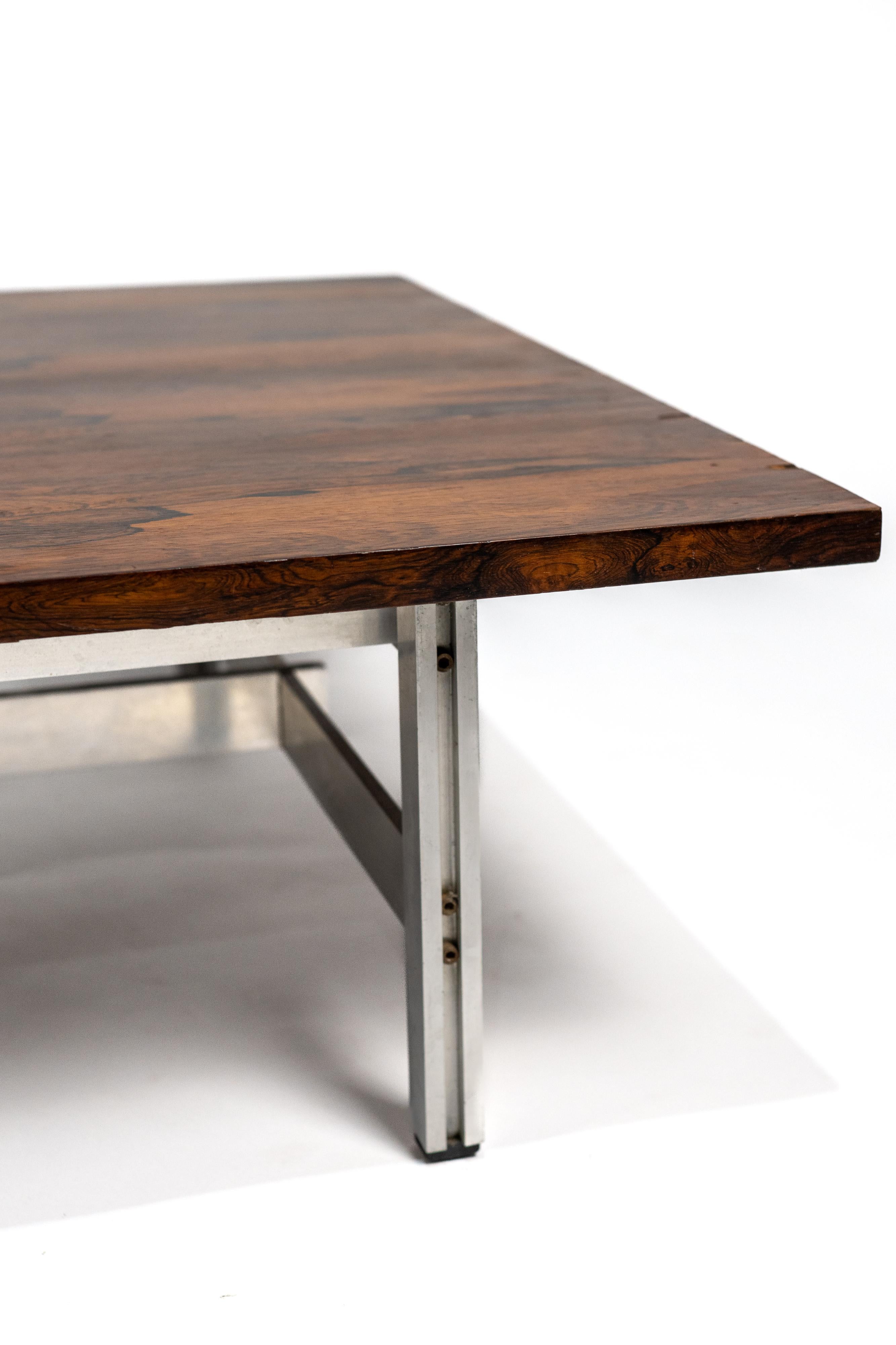 Brasilianisches Design. Liceu de Arte e Oficios. Couchtisch, Holz und Metall, um 1960 im Angebot 1