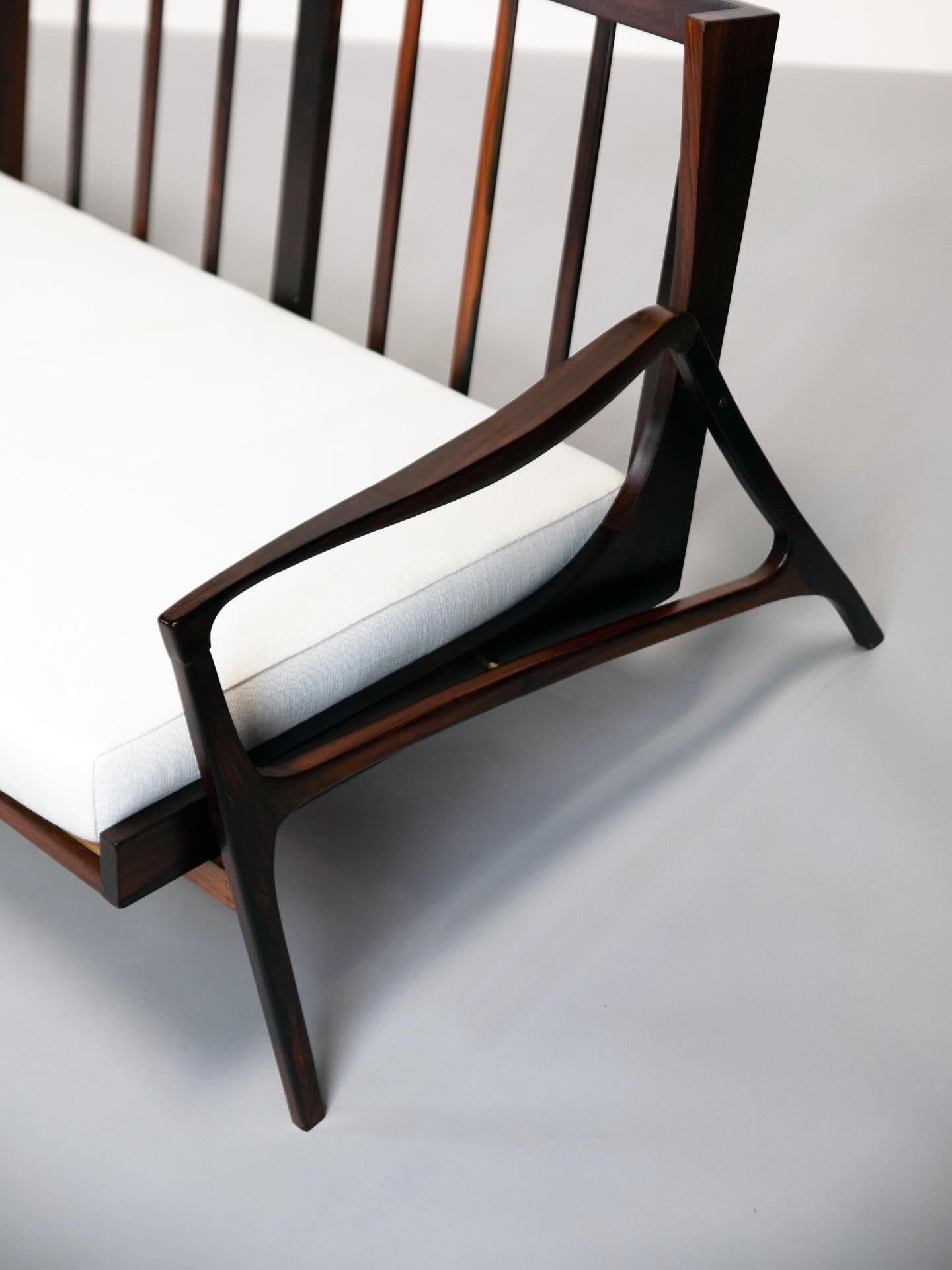 Brasilianisches Design - Liceu de Artes e Oficios, 4-sitziges Sofa, Massivholz, um 1960 (Leinen) im Angebot
