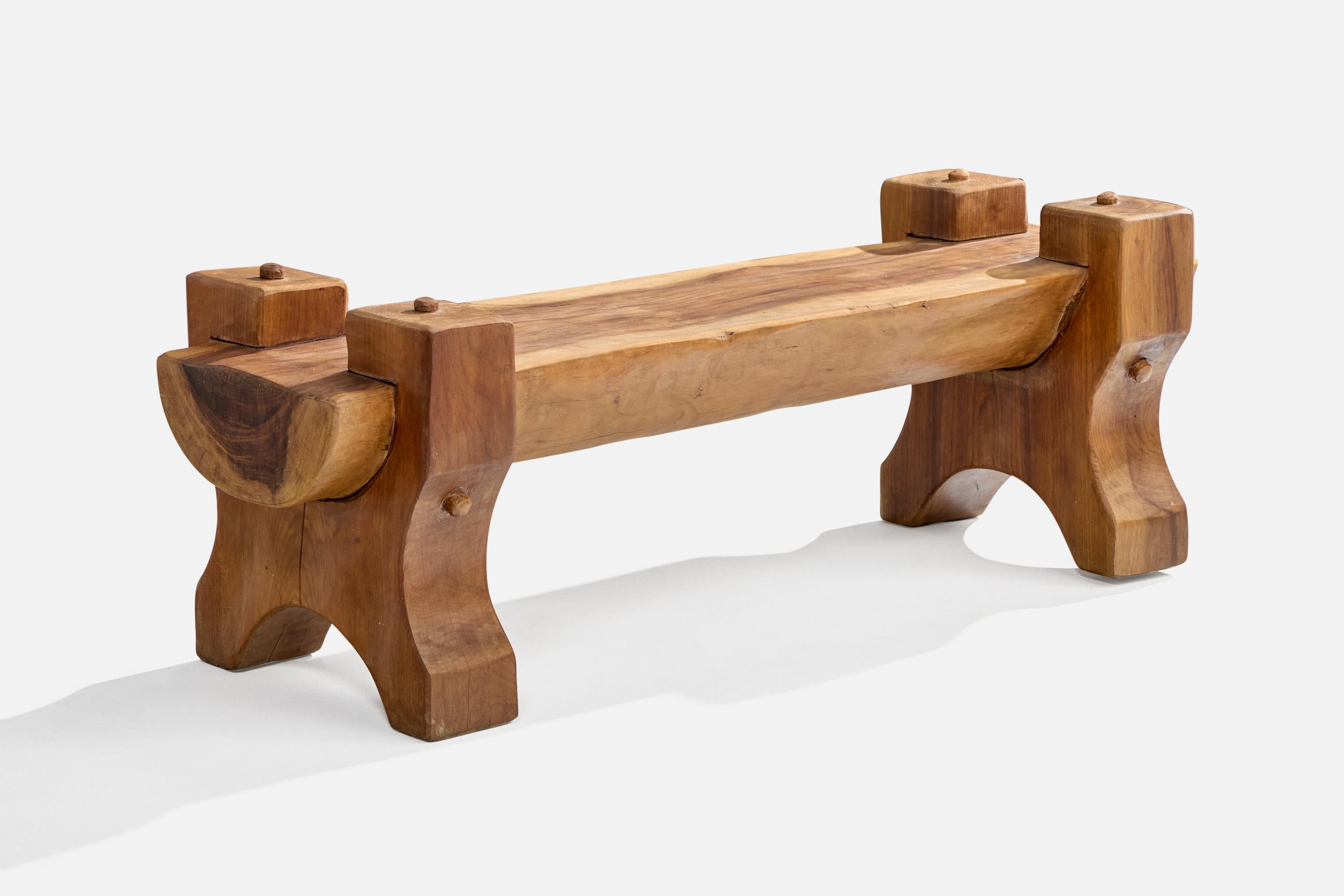 Banc en bois massif d'Árvore conçu et produit au Brésil, c. années 1950.

Quelques fissures dans le bois sont présentes sur le dessus et une séparation mineure se produit à l'endroit où les pieds rencontrent le siège.

Dimensions : 16.25