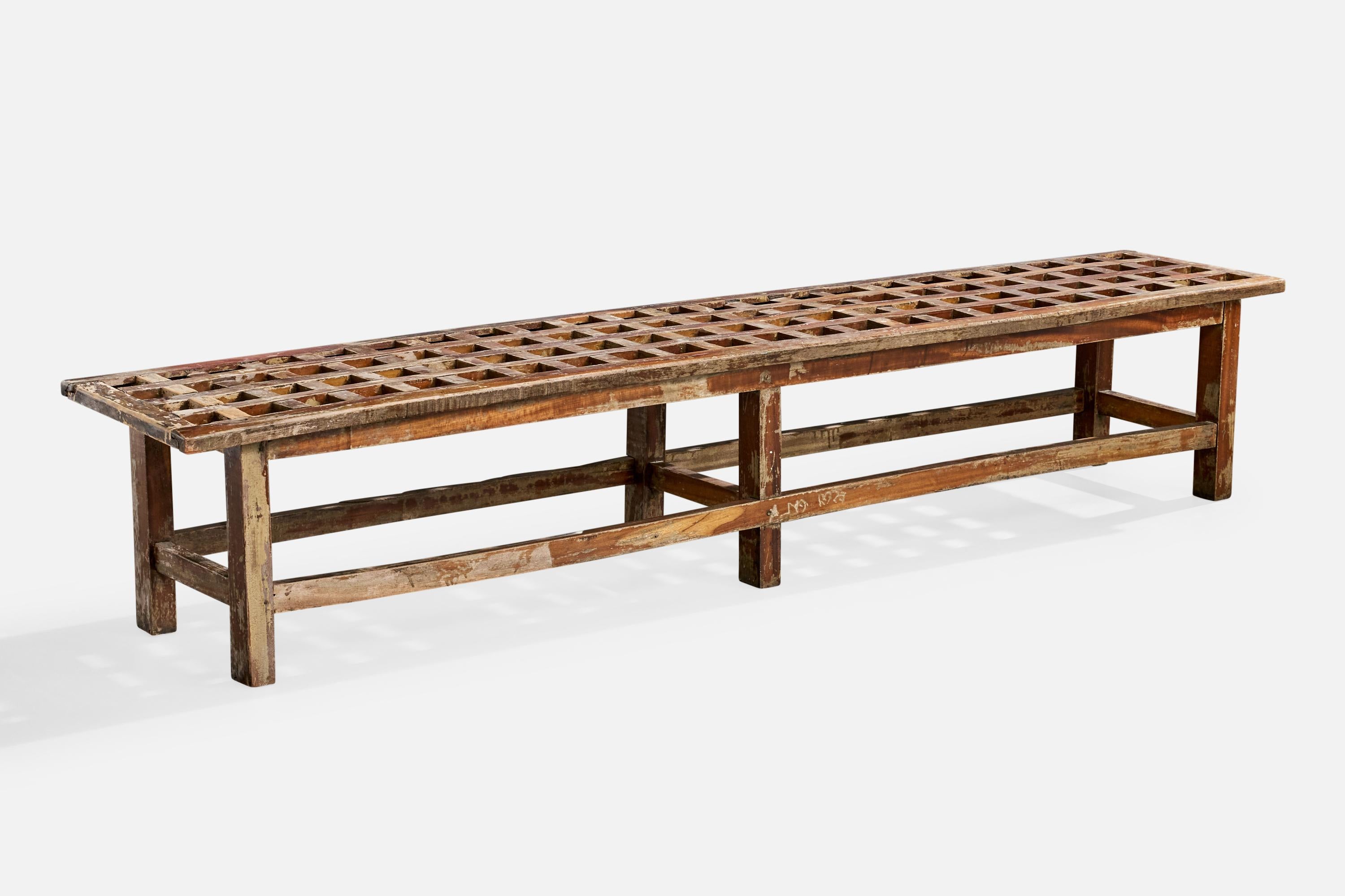 Banc en bois de grande taille conçu et produit au Brésil, vers les années 1940.

En parfait état d'origine, avec une usure et une patine vivantes.

Dimensions globales (pouces) : 18.2 
