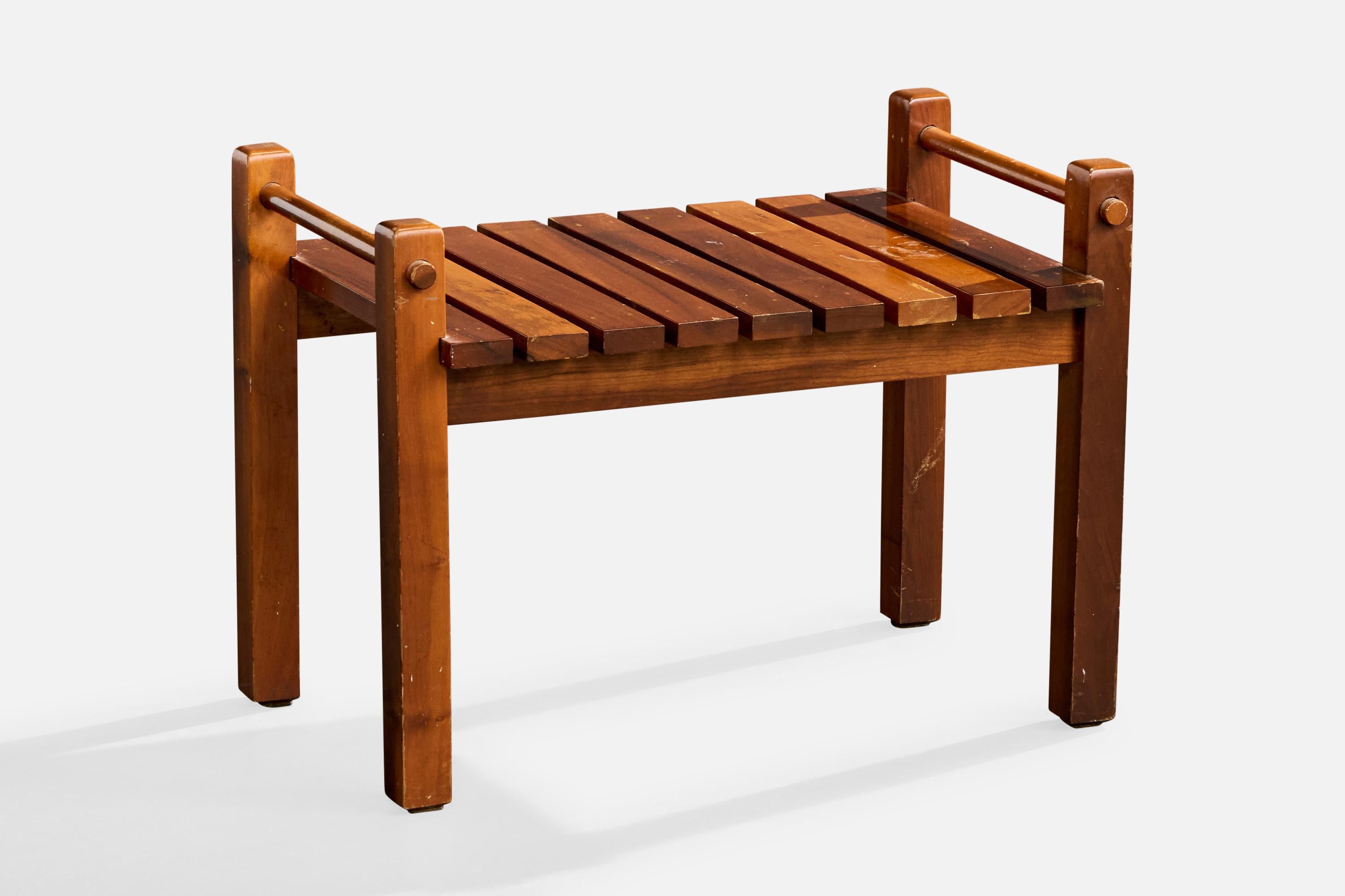 Petit banc en bois conçu et produit au Brésil, c. années 1960.

Dimensions globales (pouces) : 17.0 