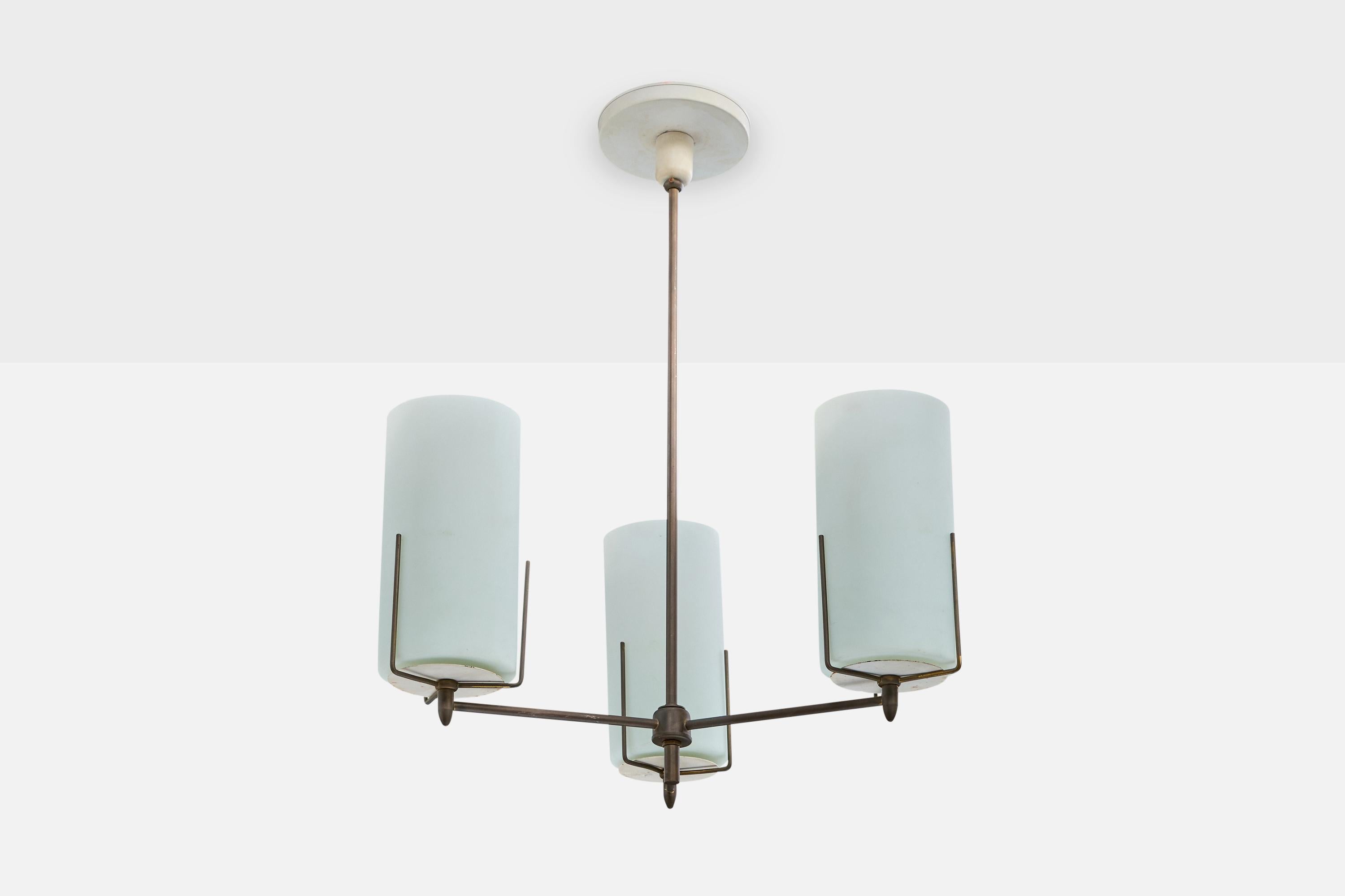 Lustre en laiton, métal laqué blanc et verre opalin, conçu et produit au Brésil, C.I.C.

Provenance : Casa Teo, São Paulo. 

Dimensions globales (pouces) : 24.5 