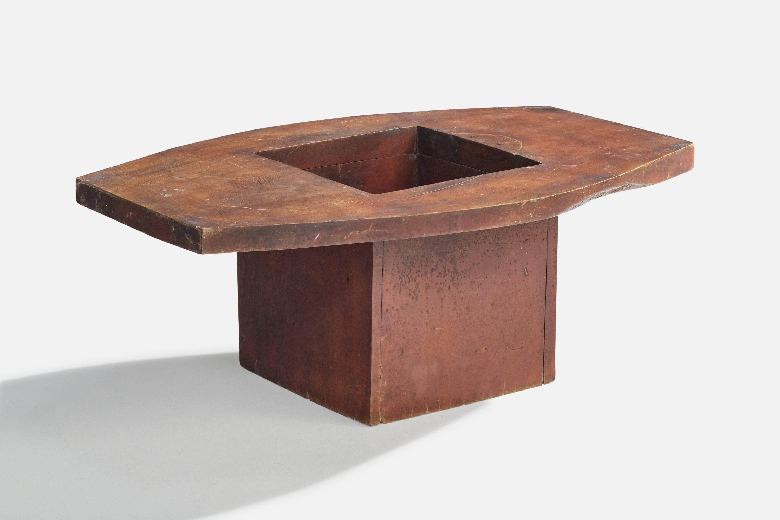 Table basse en bois de Pequi, conçue et produite au Brésil, C.C..

Légères rayures et taches sur l'ensemble de l'ouvrage, légère usure des bords.

Dimensions : 15