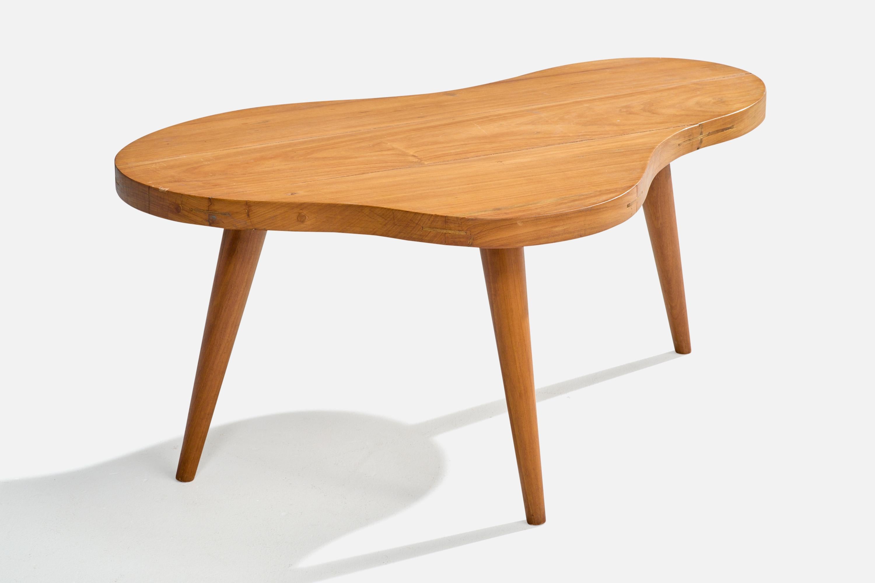 Table basse en bois massif conçue et fabriquée au Brésil, C.C..

Bois fendu et très légères rayures sur la surface supérieure.

Dimensions : 15.65