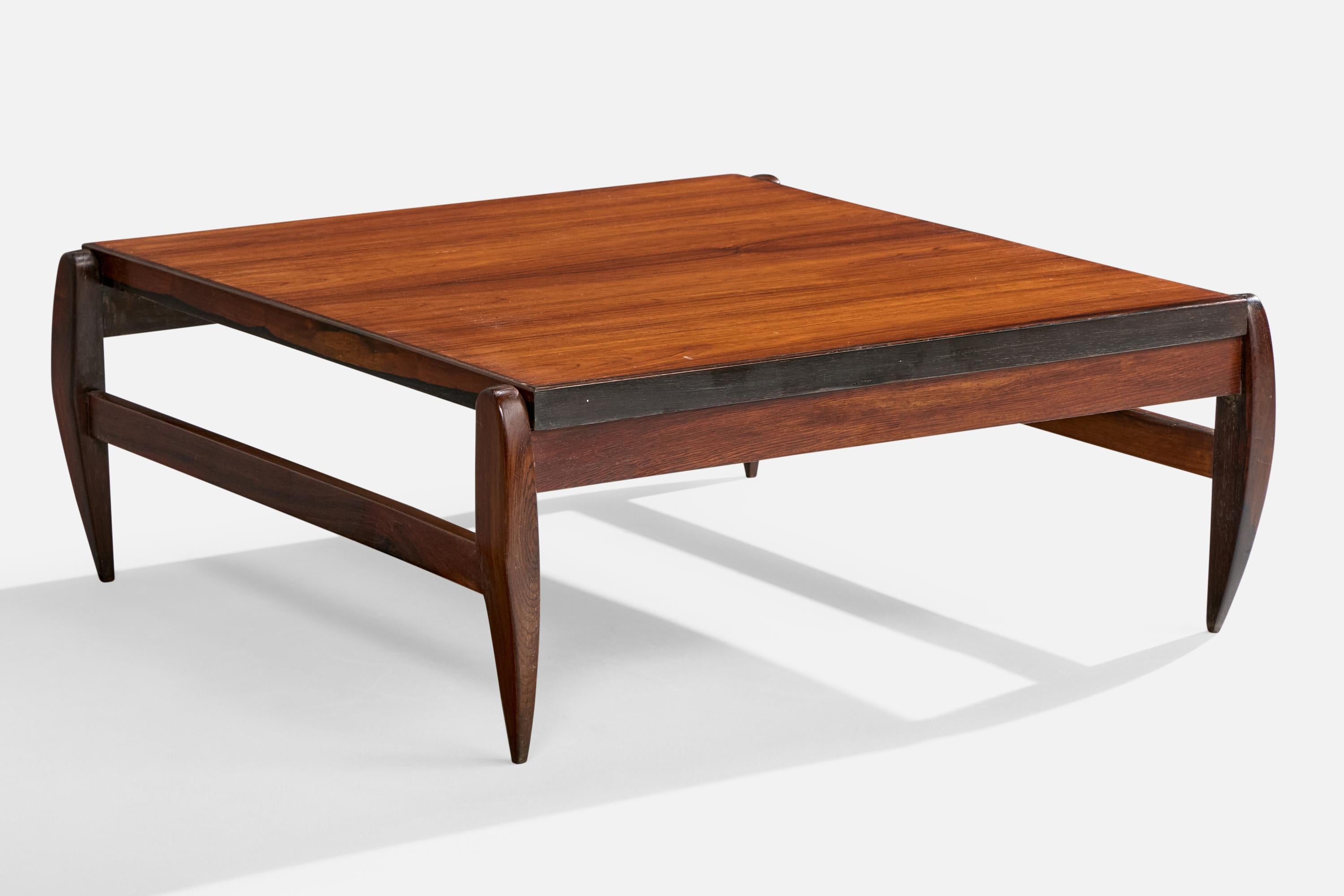 Table basse en bois conçue et fabriquée au Brésil, c. années 1950.

Très légères rayures sur la surface supérieure et deux petits éclats de perte de bois sur le dessus également.

Dimensions : 14