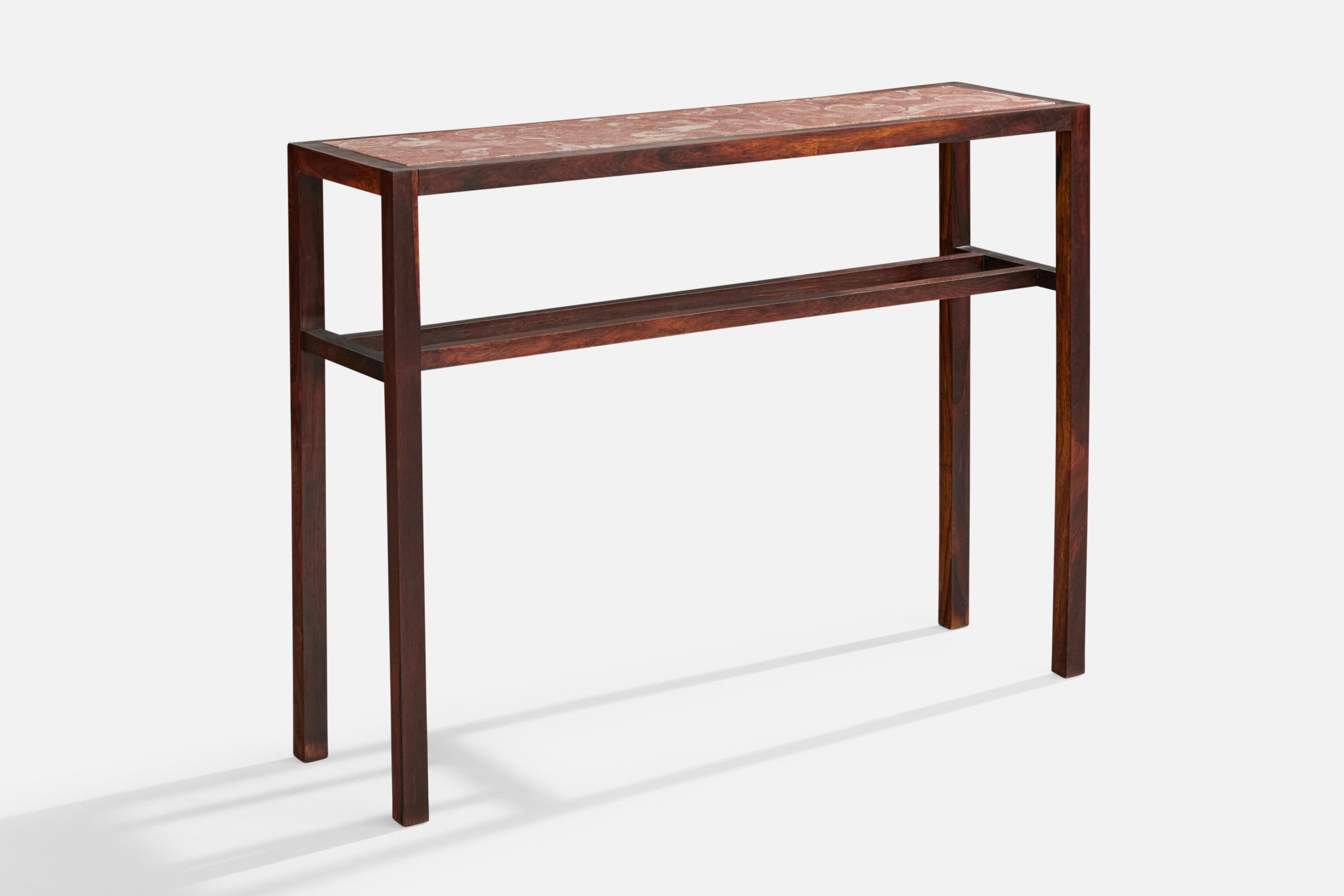 Konsolentisch aus Holz und Marmor, entworfen und hergestellt in Brasilien, ca. 1950er Jahre.

Eine Handvoll Chips auf Marmorplatte vorhanden.

Unstimmigkeiten in der Holzfarbe an einem Bein.

Abmessungen: 35,5