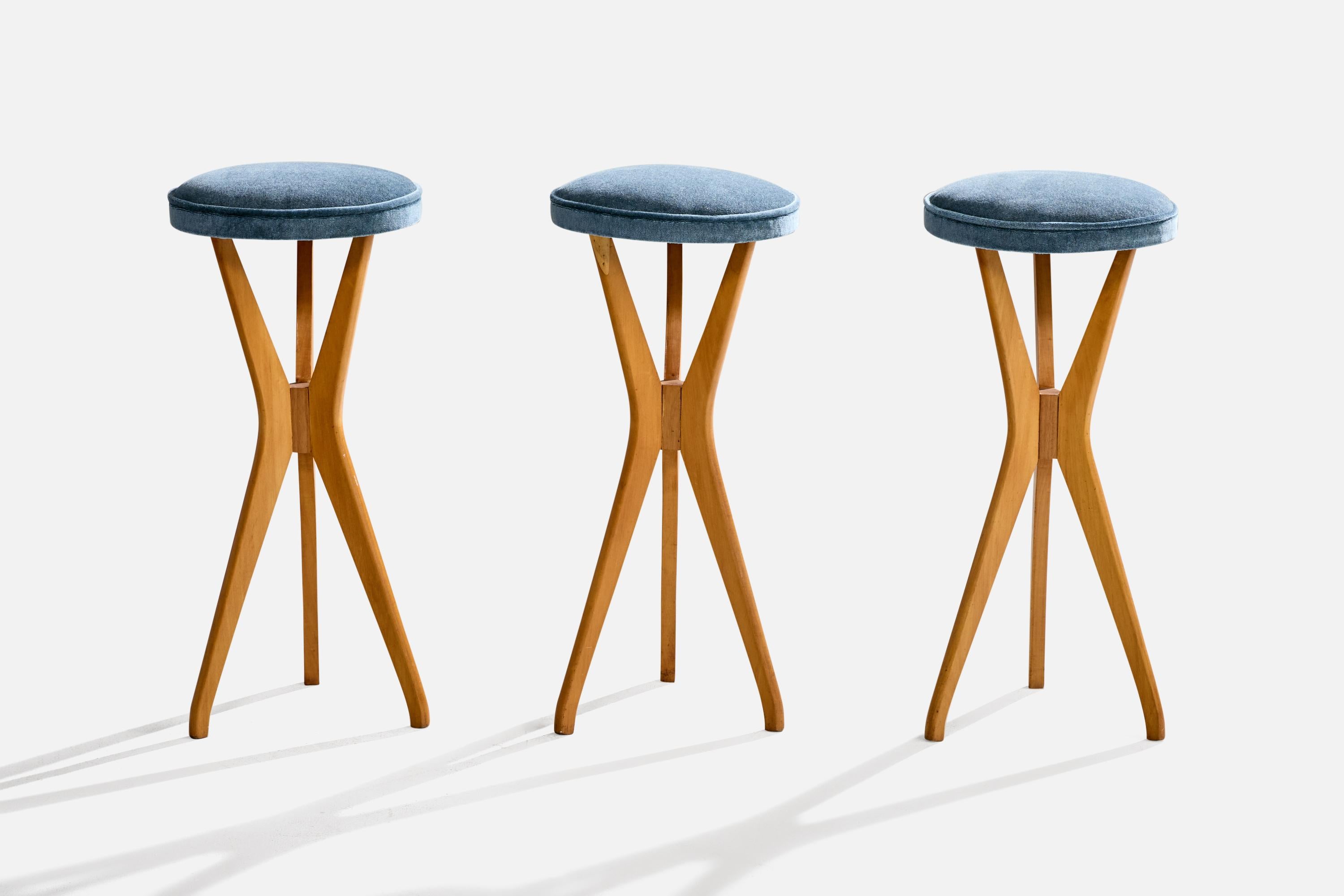 Ensemble de trois tabourets de bar ou de comptoir conçus et fabriqués au Brésil, c. 1950.

Dimensions globales (pouces) : 19.25 