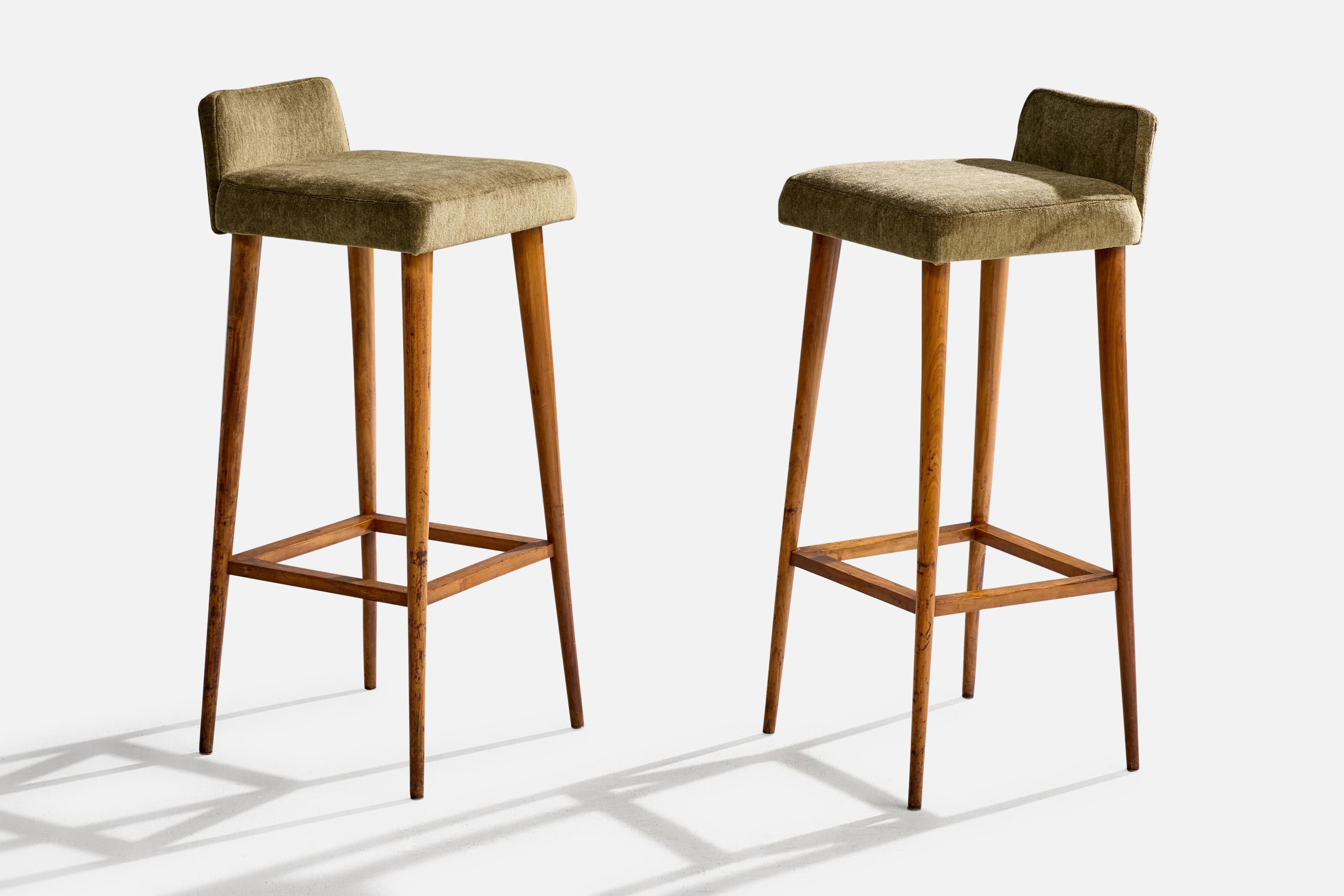 Paire de tabourets en bois et en velours vert conçus et fabriqués au Brésil, C.C.

Dimensions globales (pouces) : 33.876 