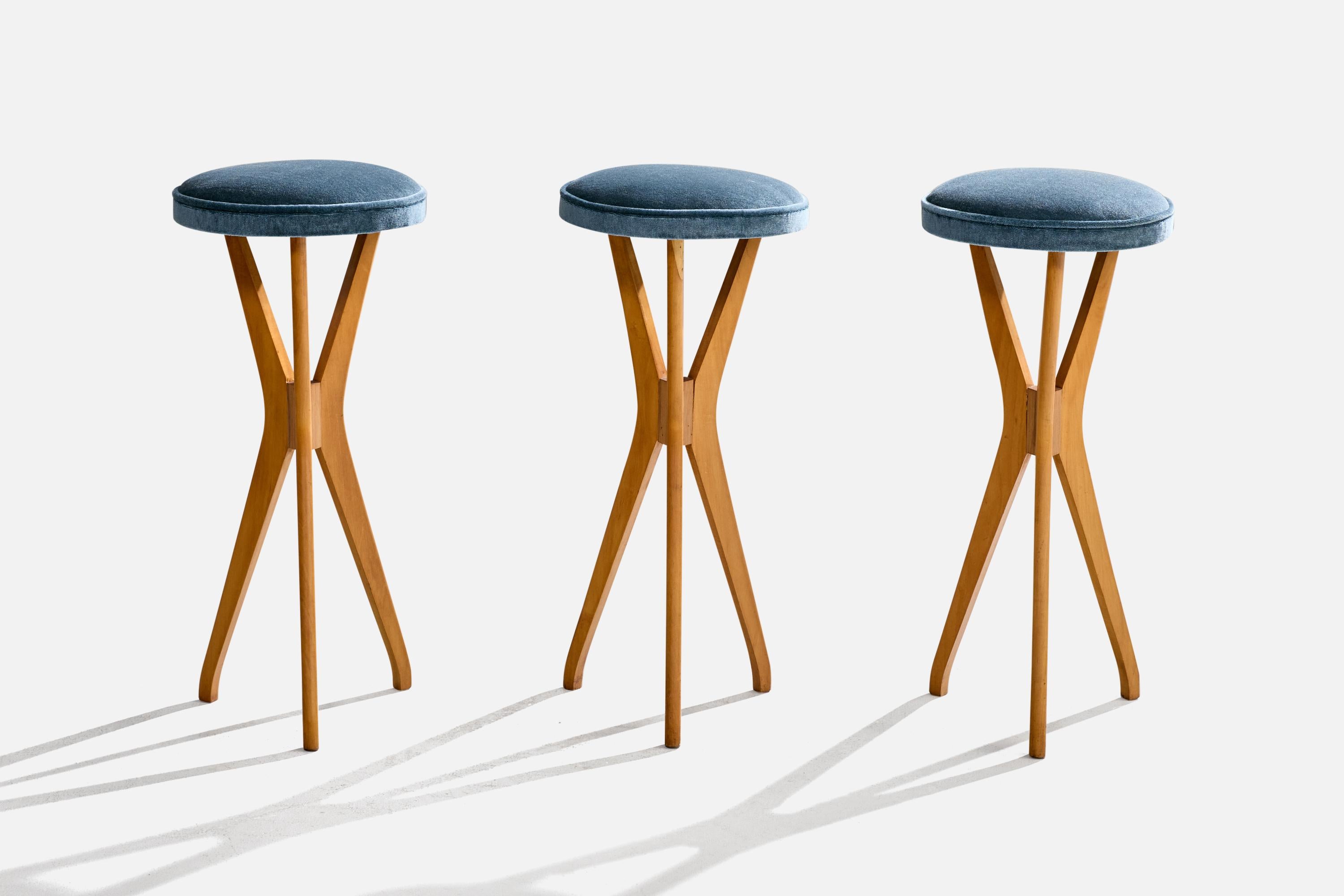 Mid-Century Modern Designer brésilien, tabourets de comptoir, Wood, velours, Brésil, années 1950 en vente
