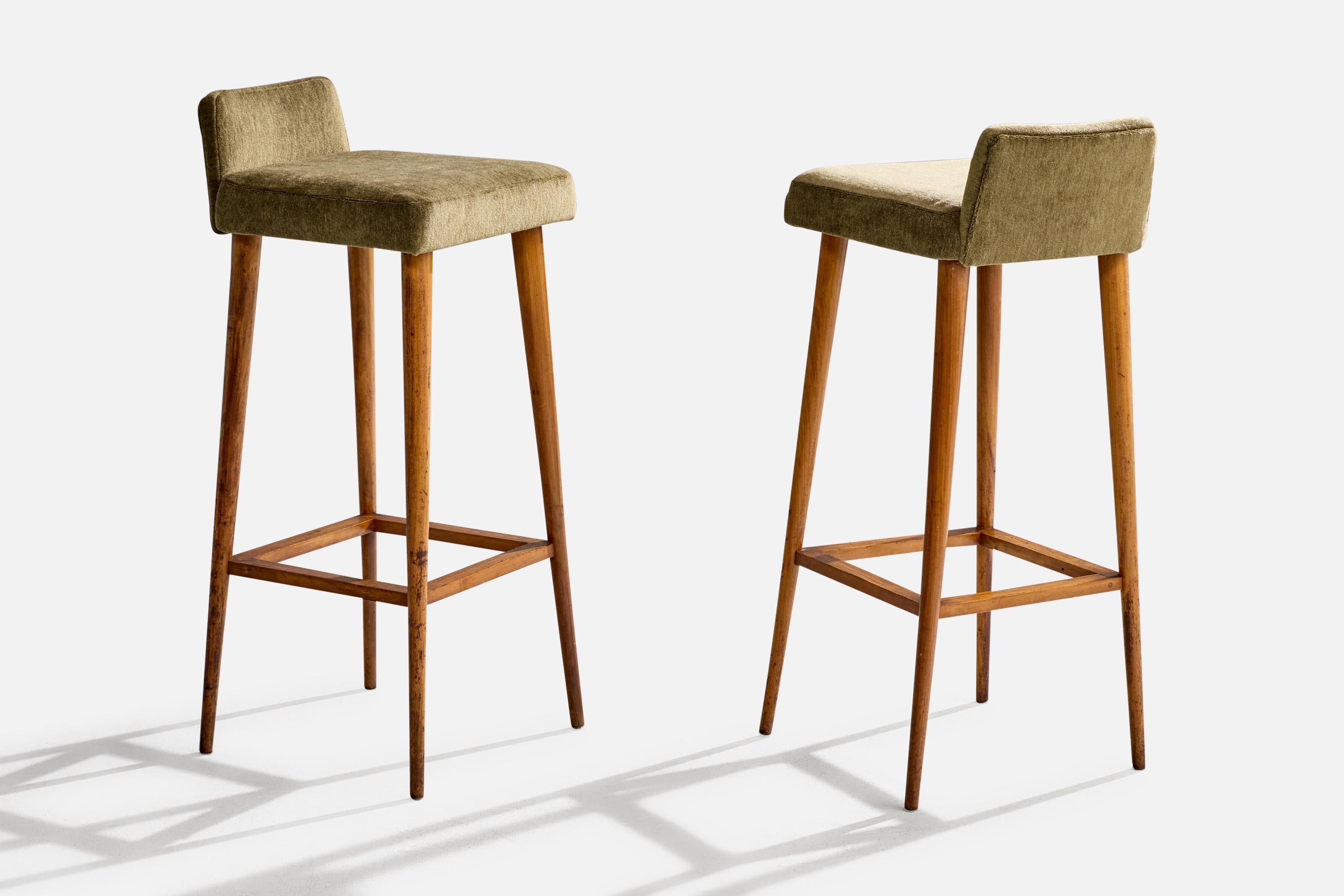 Mid-Century Modern Designer brésilien, tabourets de comptoir, Wood, velours, Brésil, années 1950 en vente