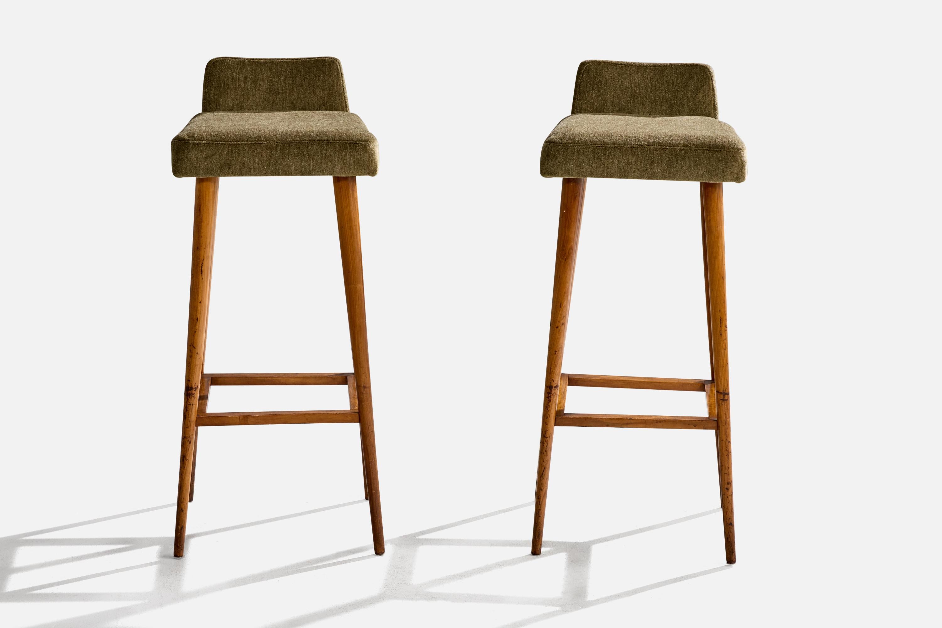 Brésilien Designer brésilien, tabourets de comptoir, Wood, velours, Brésil, années 1950 en vente