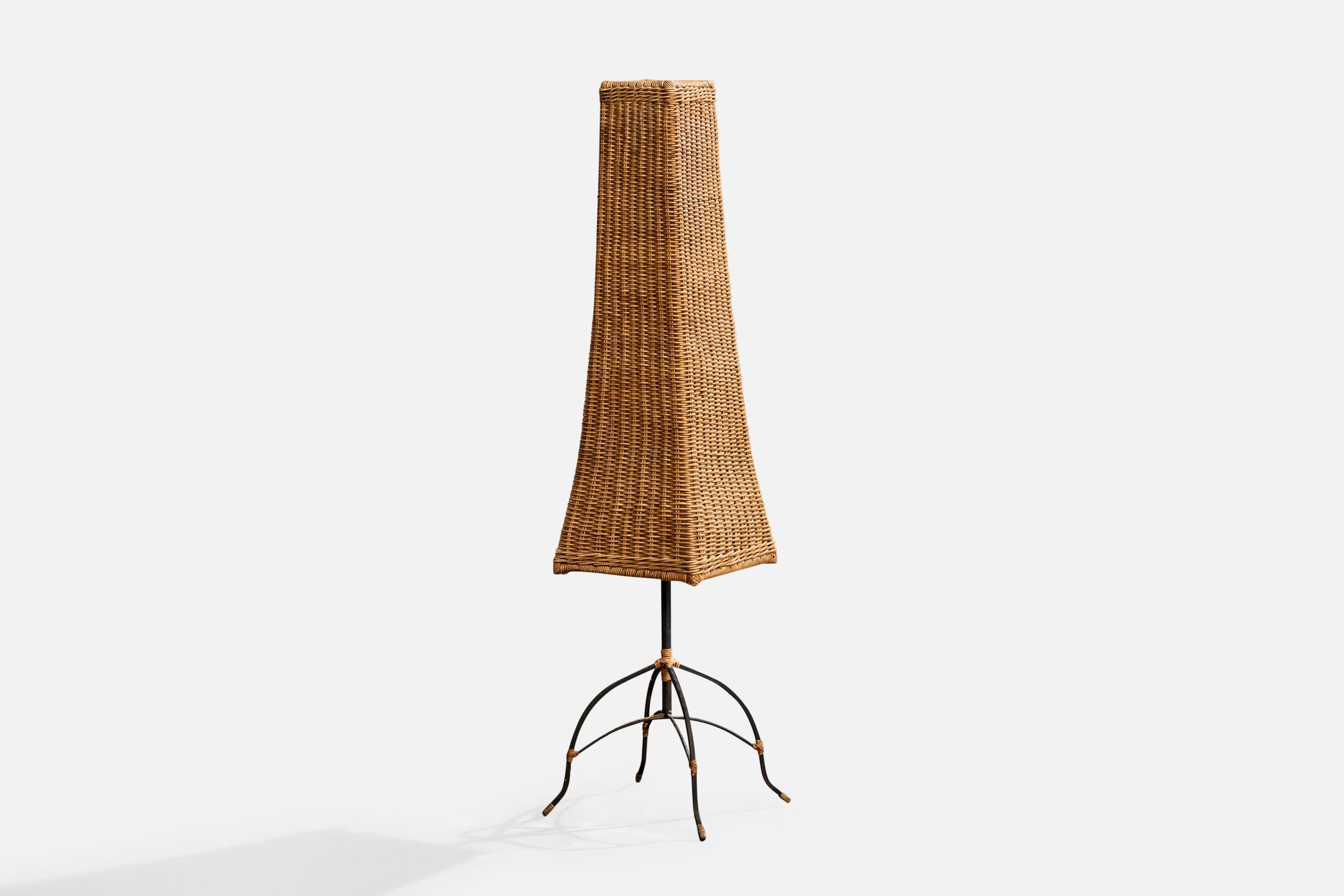 Lampadaire en rotin et en fer laqué noir conçu et produit au Brésil, c.C. 1970.

Dimensions de la lampe (pouces) : 53.575 