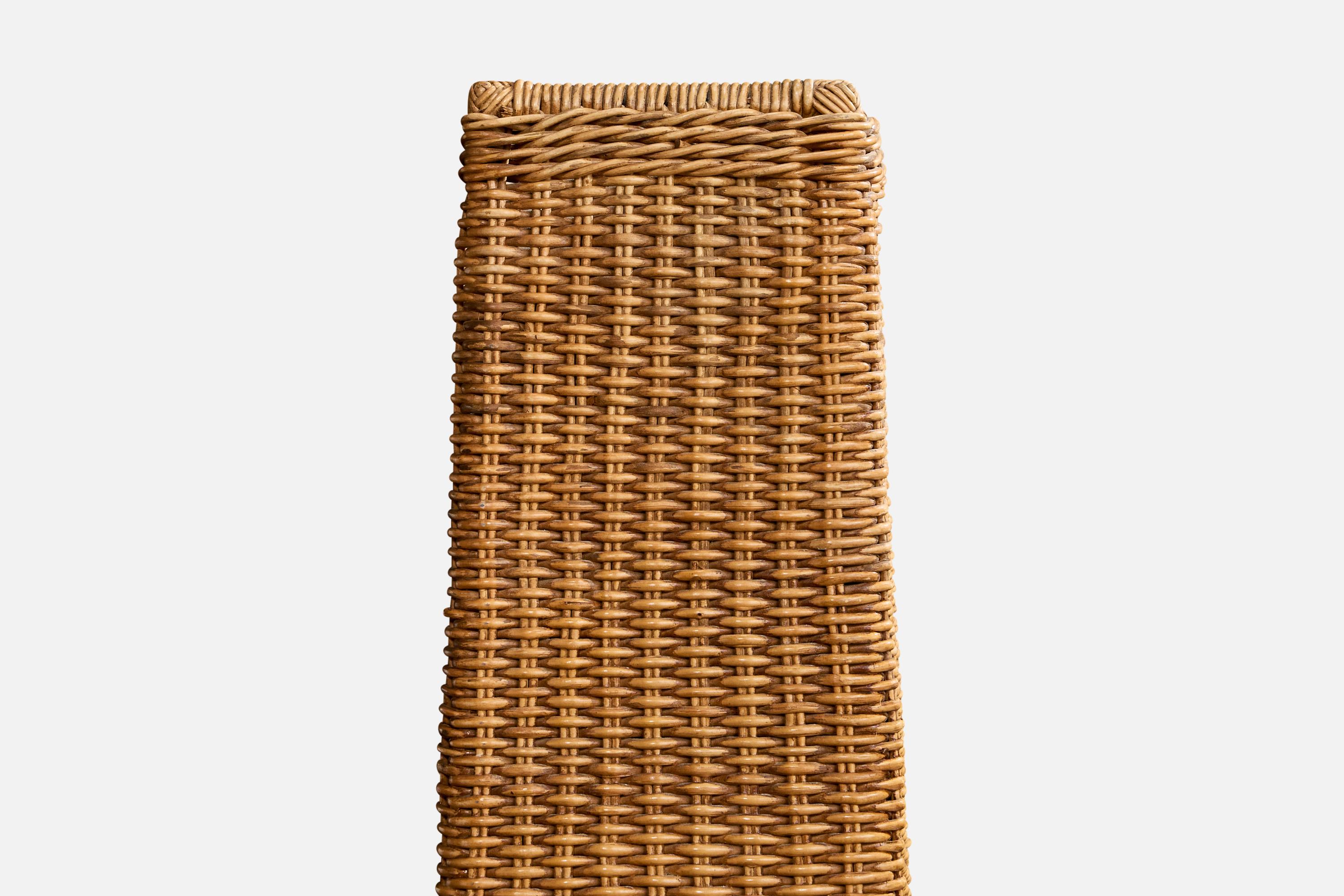 Brésilien Designer brésilien, lampadaire, rotin, fer, Brésil, années 1970 en vente