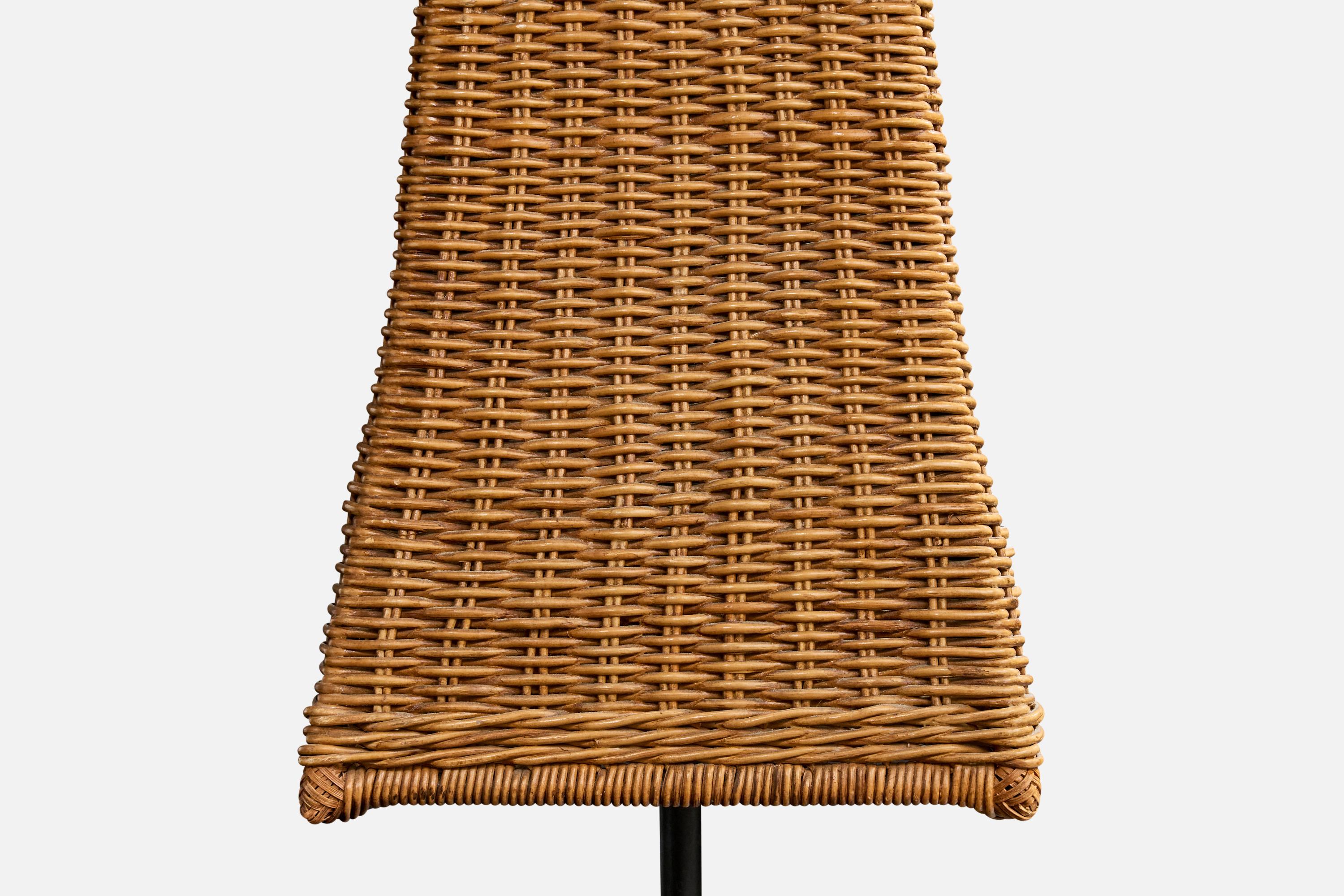 Designer brésilien, lampadaire, rotin, fer, Brésil, années 1970 Bon état - En vente à High Point, NC