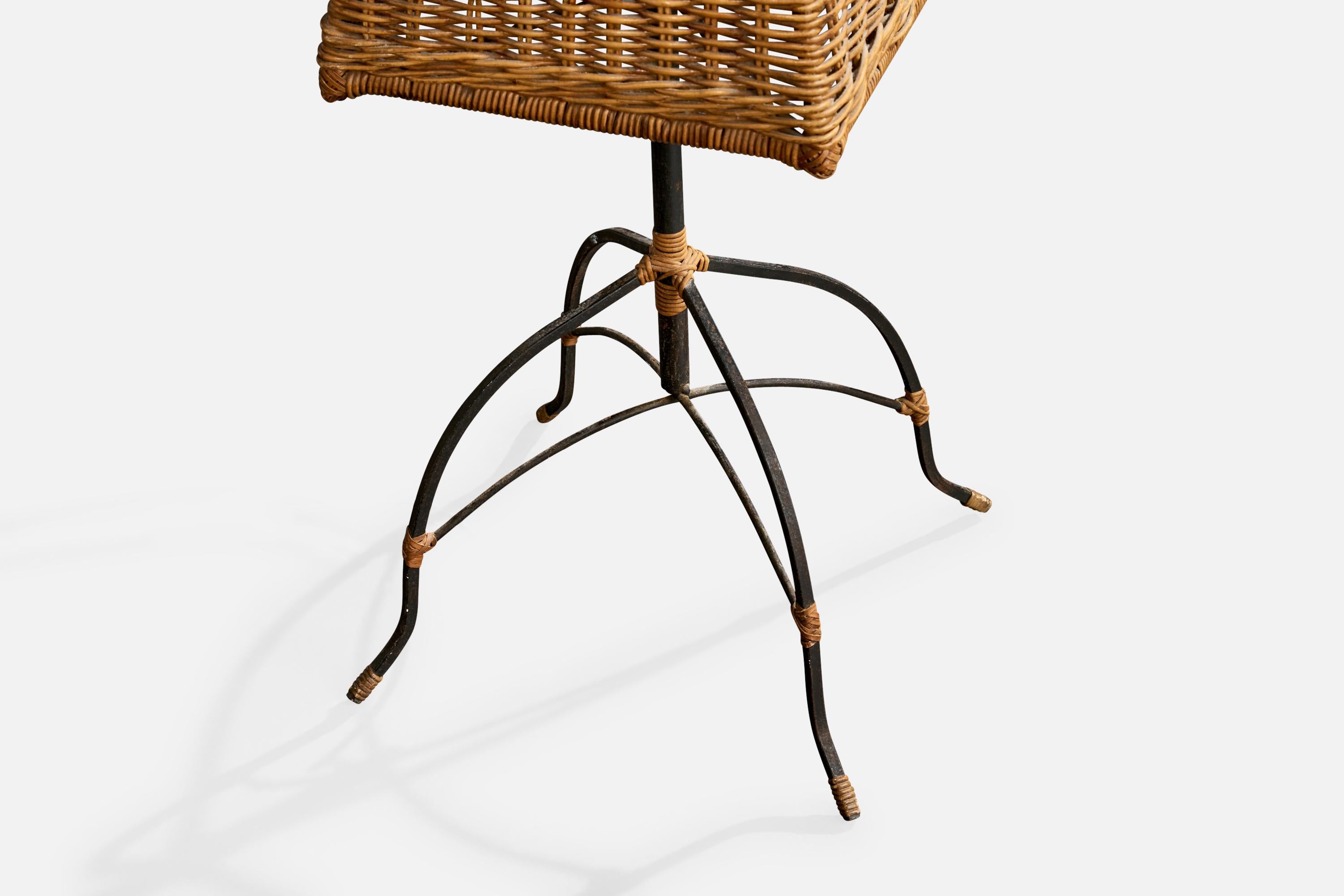 Fin du 20e siècle Designer brésilien, lampadaire, rotin, fer, Brésil, années 1970 en vente