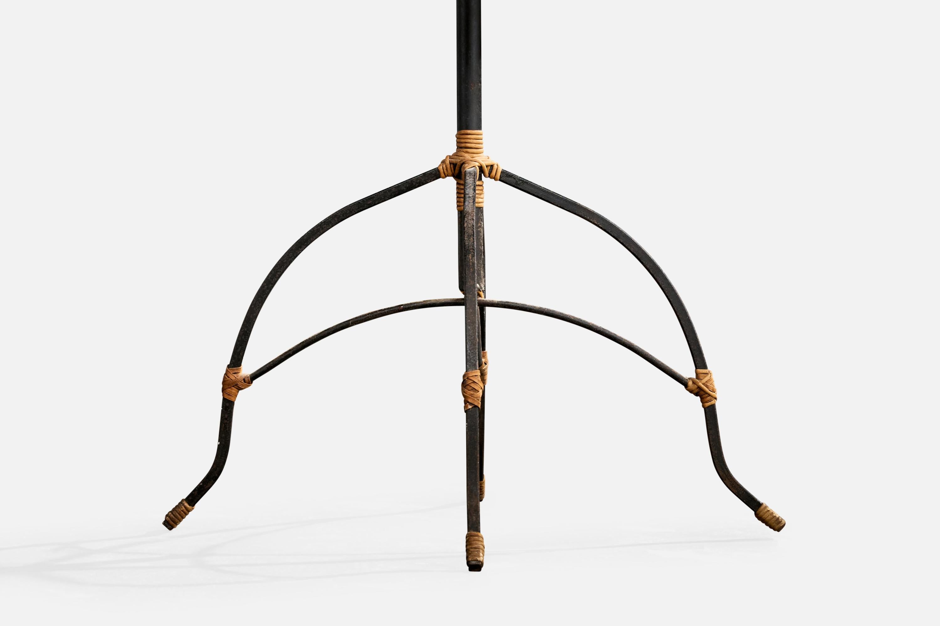 Rotin Designer brésilien, lampadaire, rotin, fer, Brésil, années 1970 en vente