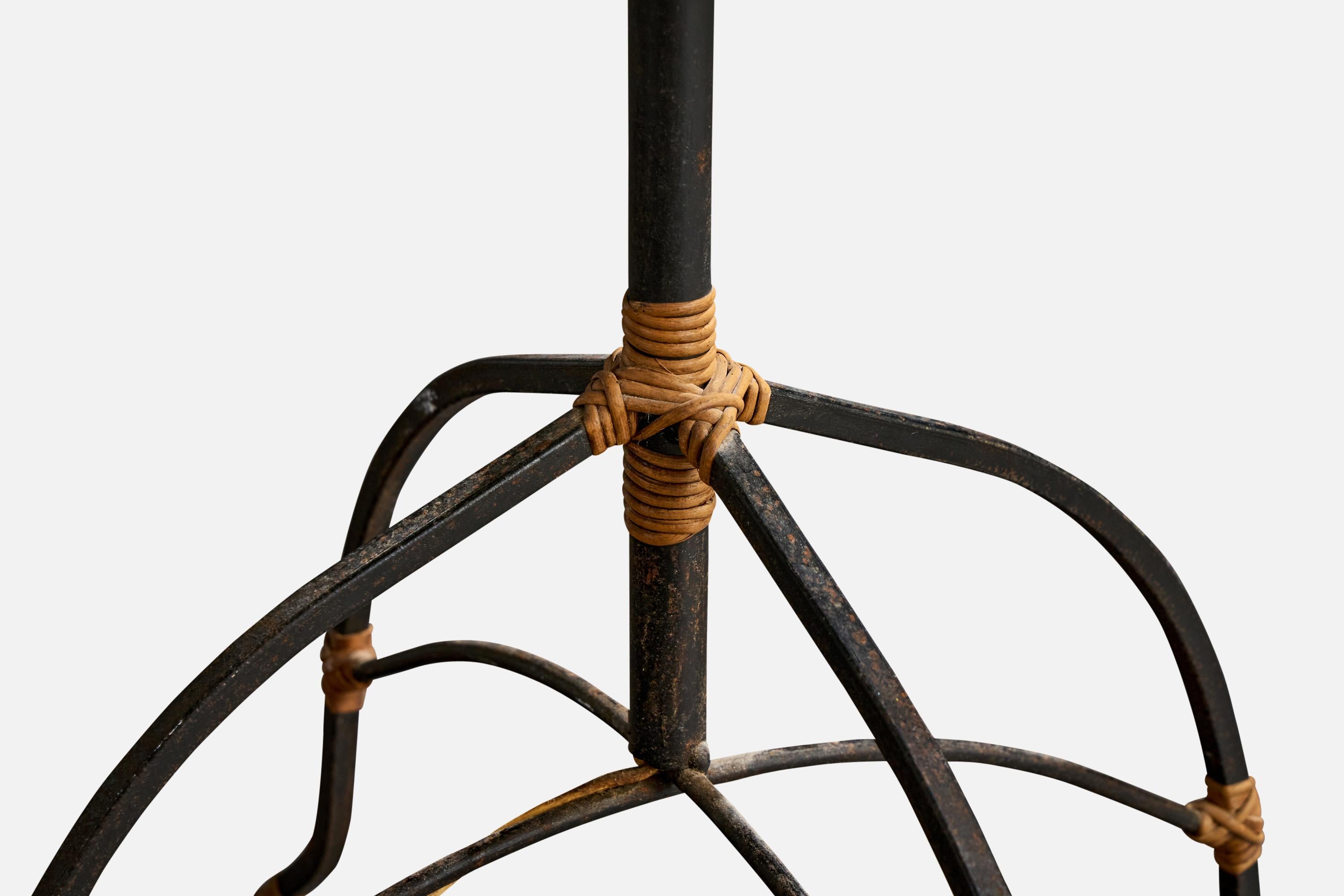 Designer brésilien, lampadaire, rotin, fer, Brésil, années 1970 en vente 1