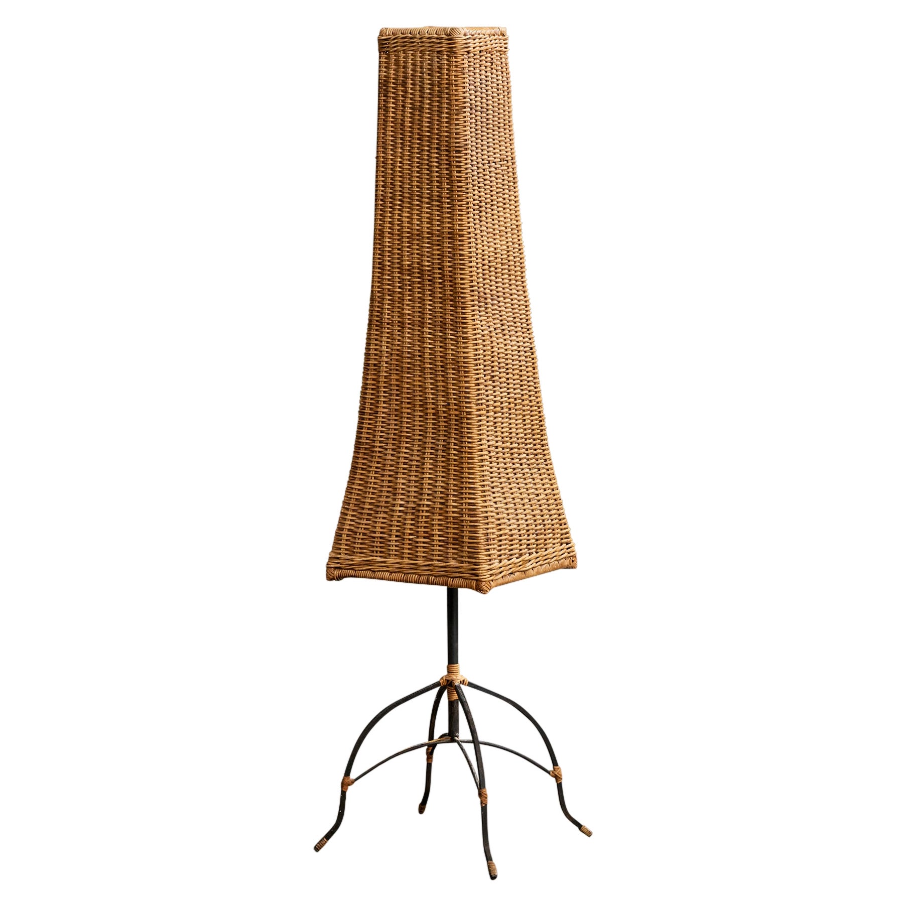 Designer brésilien, lampadaire, rotin, fer, Brésil, années 1970