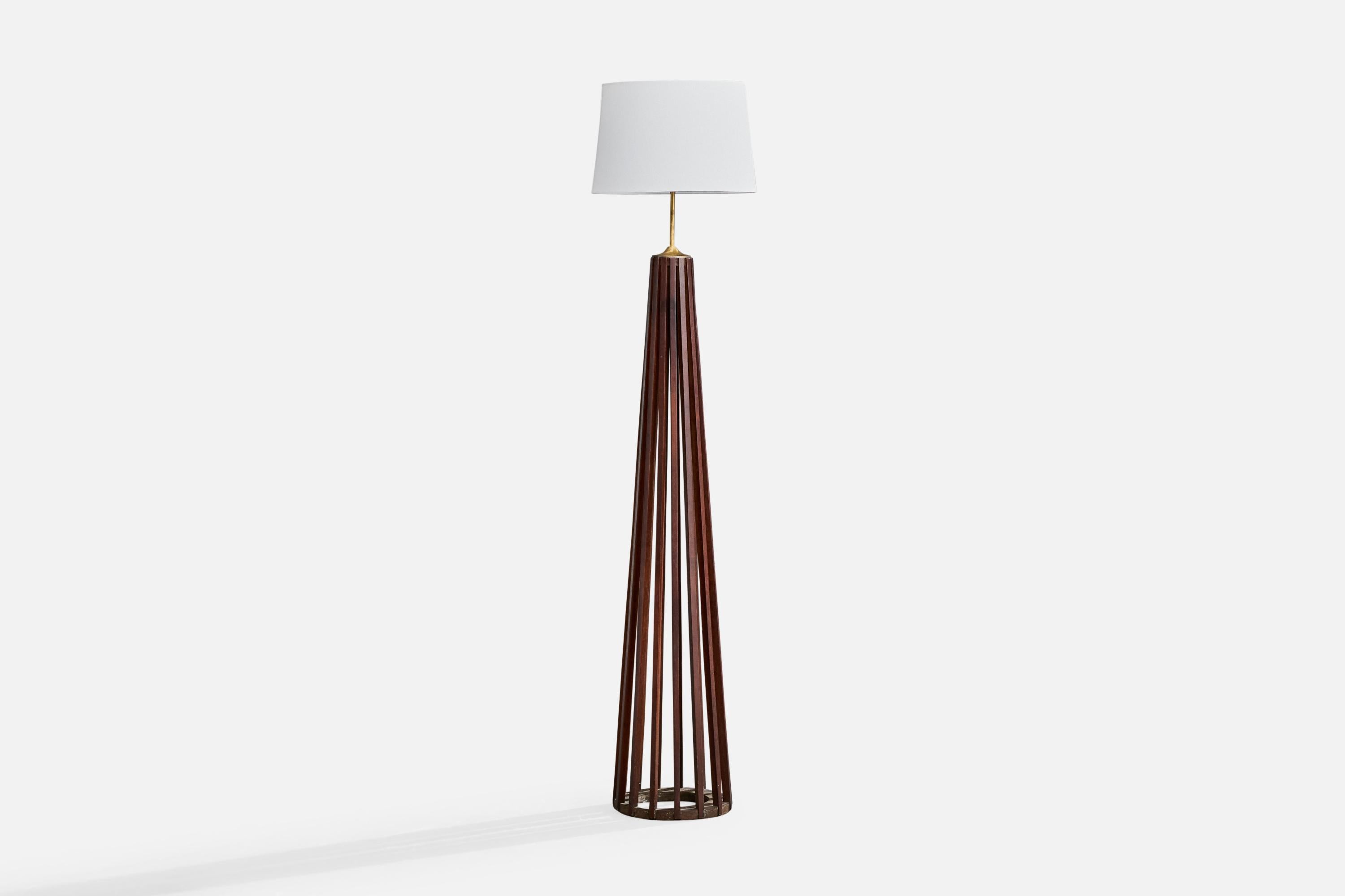 Lámpara de pie de madera, latón y tela blanca, diseñada y fabricada en Brasil, c. 1950.

Sustituye la pantalla de la lámpara.

Dimensiones de la lámpara con pantalla (pulgadas): 67,0 