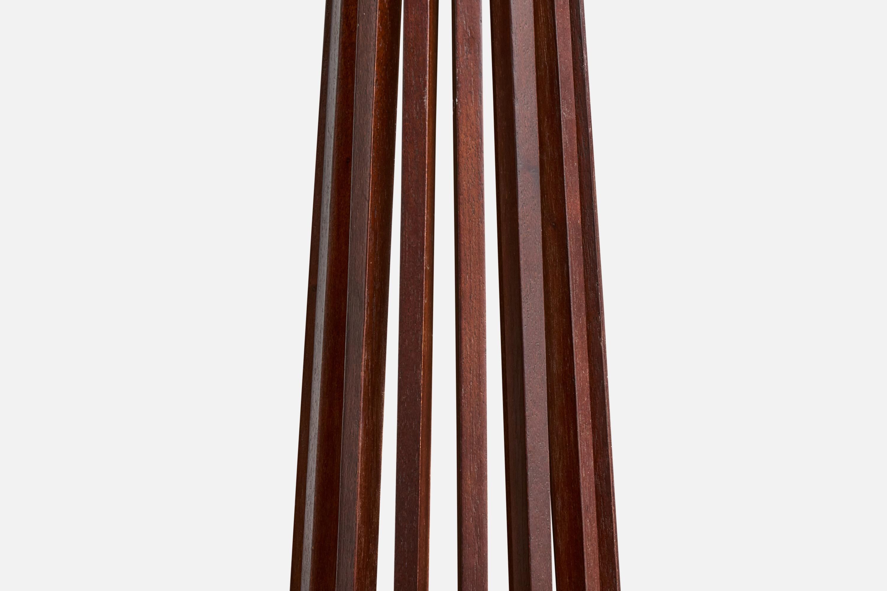 Diseñador brasileño, lámpara de pie, madera, latón, tela, Brasil, años 50 mediados del siglo XX en venta