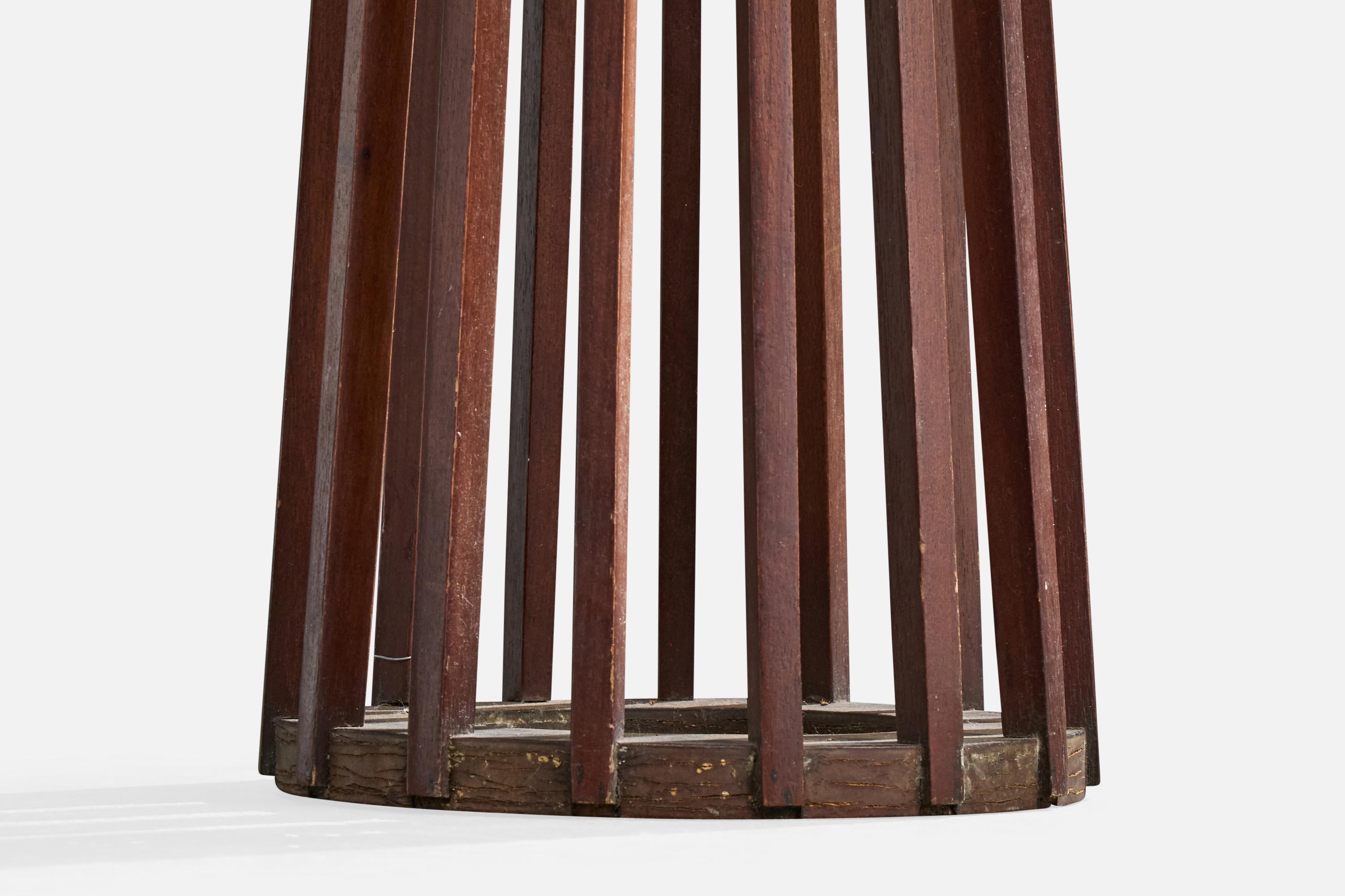 Diseñador brasileño, lámpara de pie, madera, latón, tela, Brasil, años 50 en venta 1