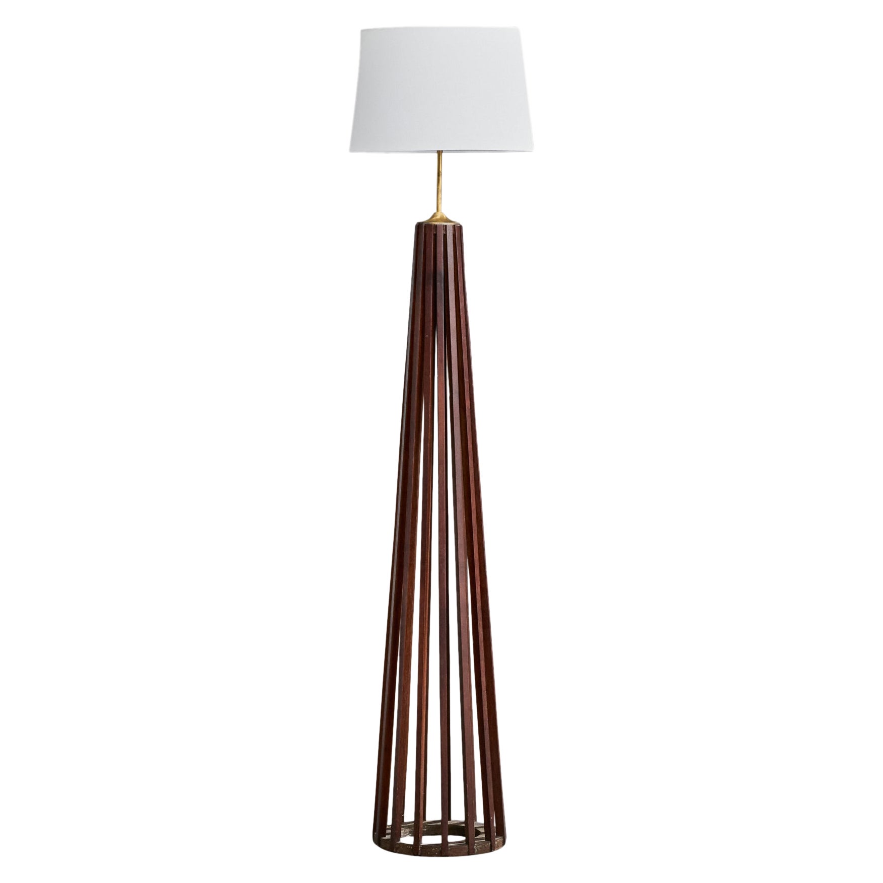 Diseñador brasileño, lámpara de pie, madera, latón, tela, Brasil, años 50