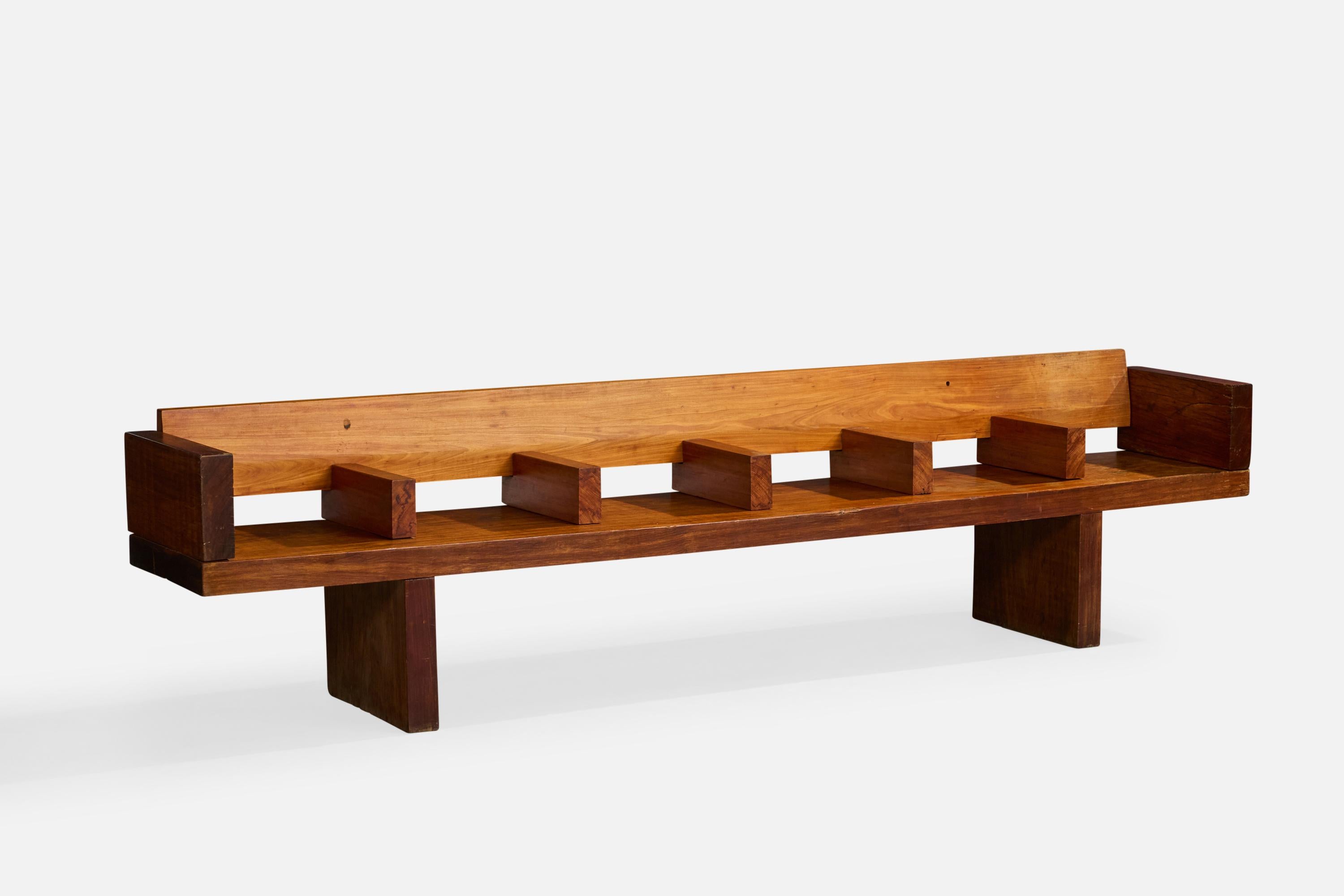 A large Ipê-wood bench designed and produced in Brazil, c. 1970s.

Modeled after the New York City subway bench.

Provenance: Apartamento 61, São Paulo.

Wear and defects as illustrated.

Overall Dimensions (inches): 29.25