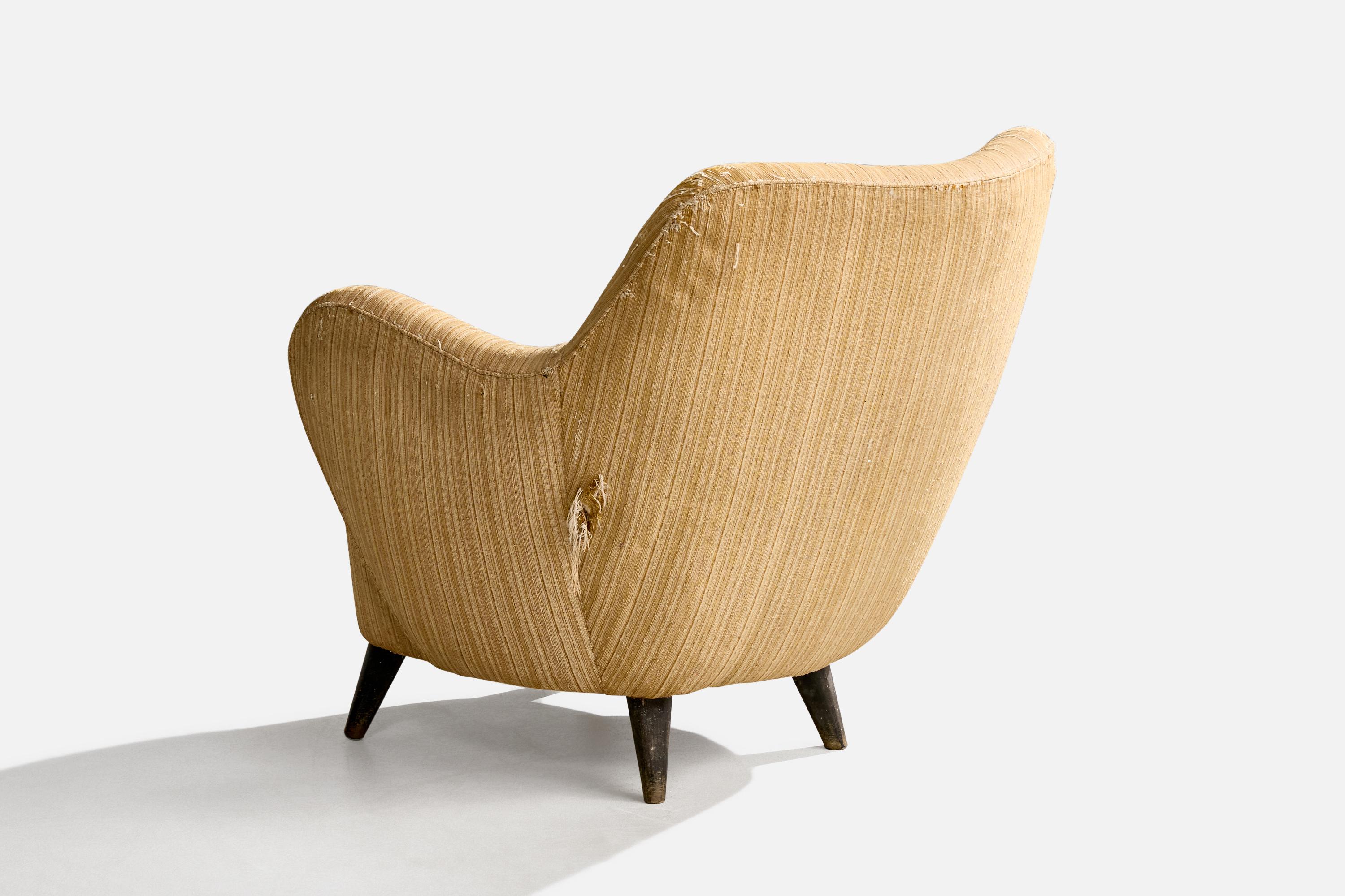 Brazilian Designer, Lounge Chair, Fabric, Wood, Brazil, 1950s In condizioni discrete in vendita a High Point, NC